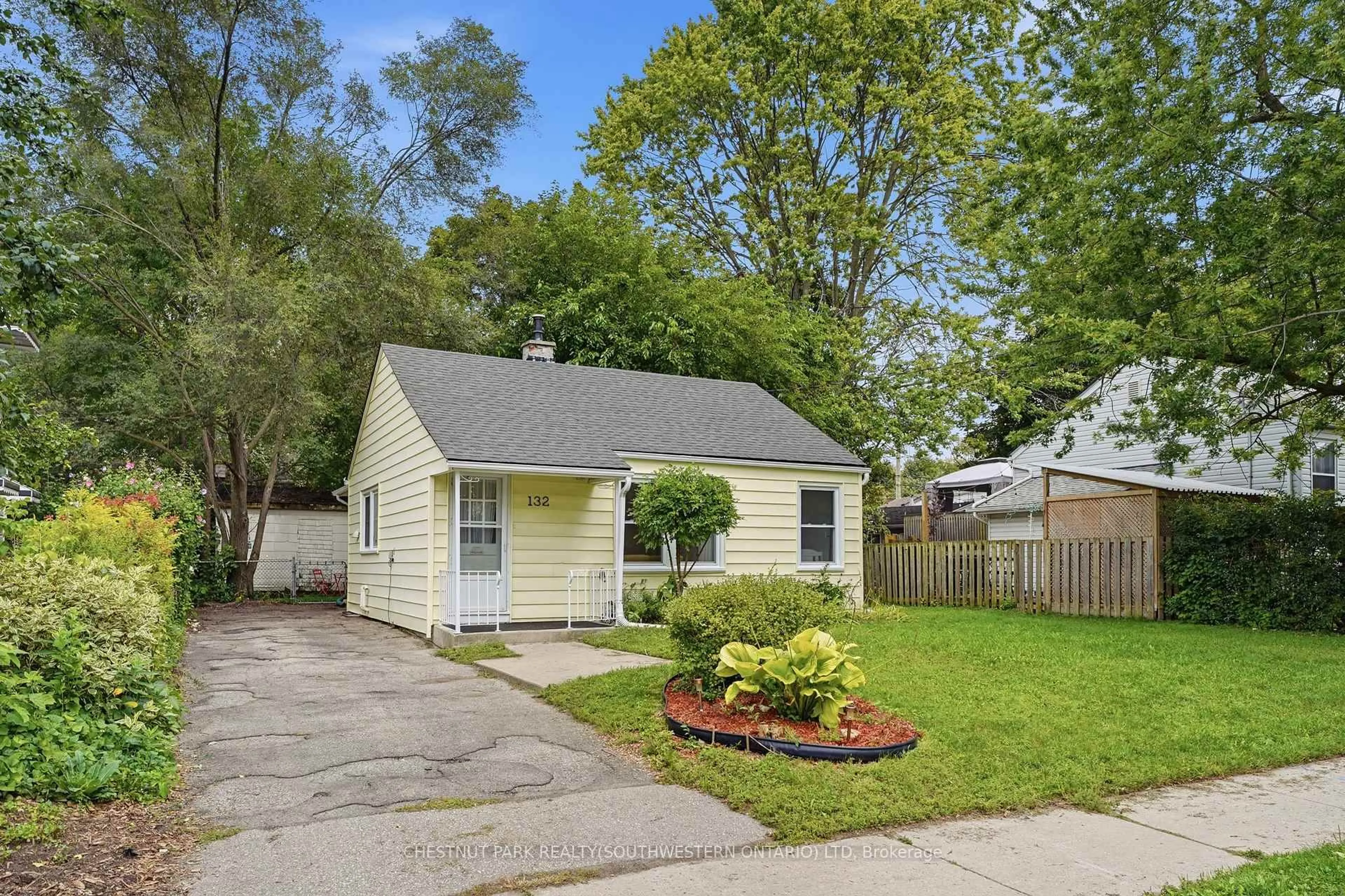 Home with vinyl exterior material, street for 132 Spadina Rd, Kitchener Ontario N2M 3X4