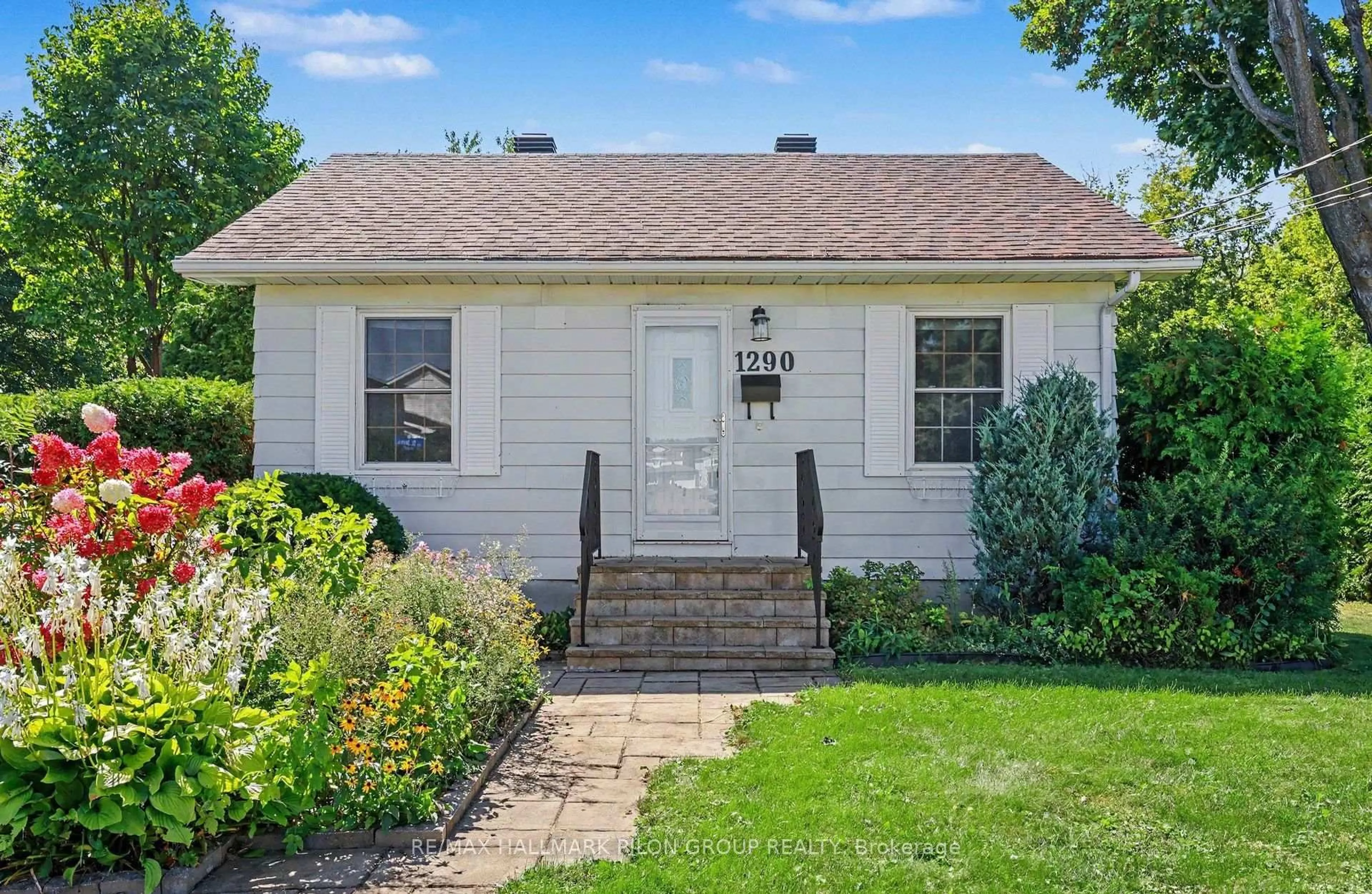 Home with vinyl exterior material, street for 1290 St. Jean St, Orleans Ontario K1C 1N6