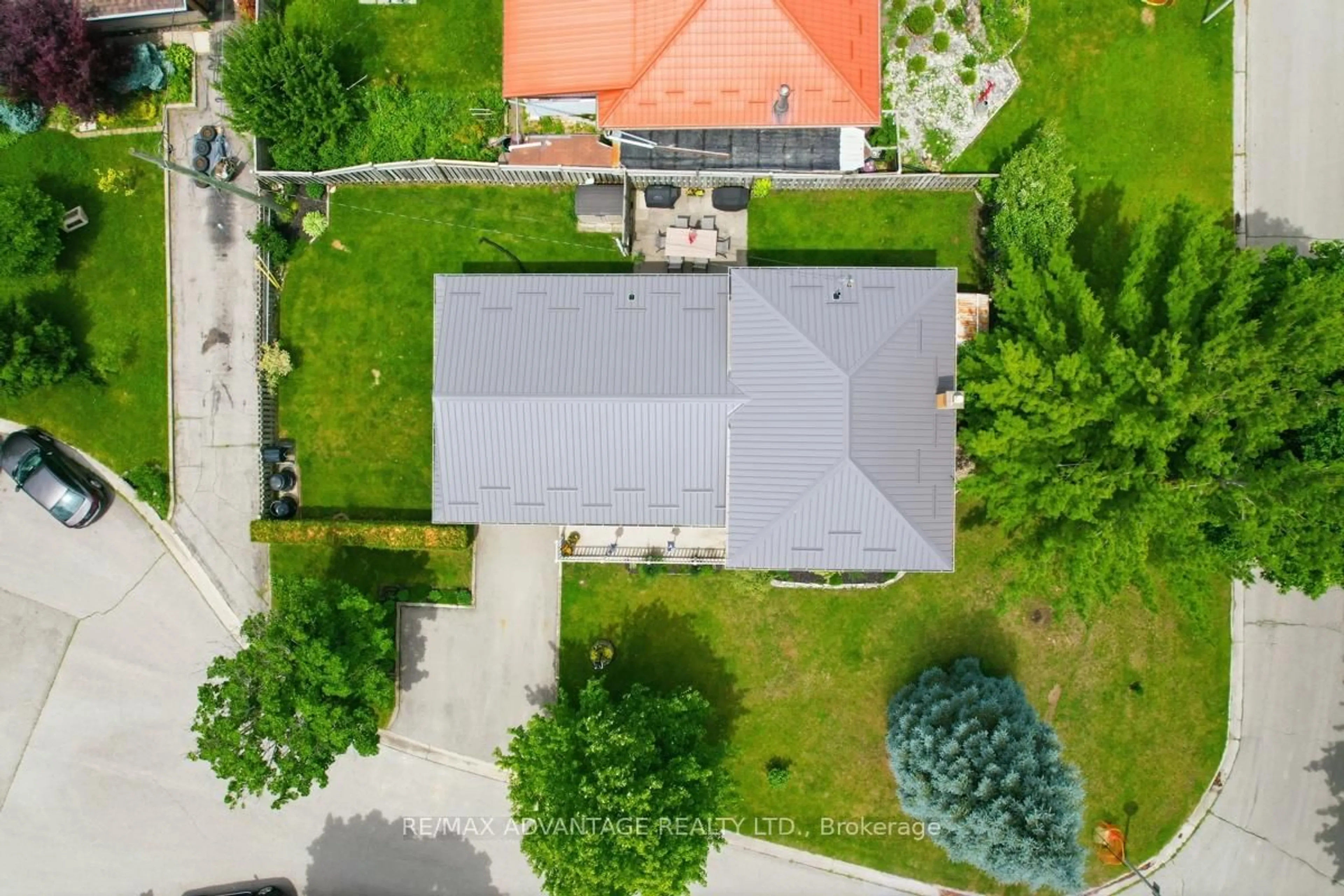 A pic from outside/outdoor area/front of a property/back of a property/a pic from drone, street for 15 North Almond Pl, London South Ontario N5Z 4C8