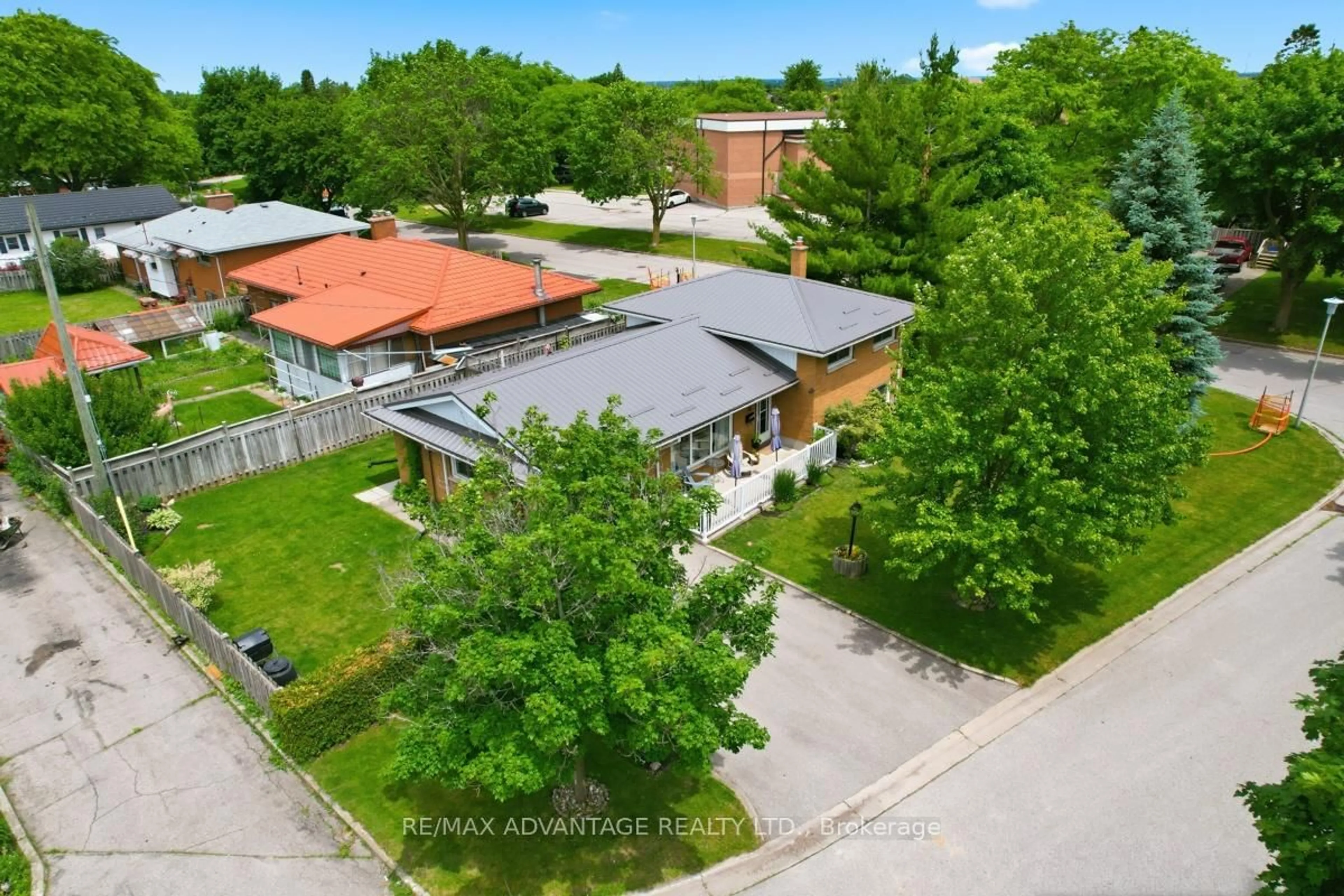 A pic from outside/outdoor area/front of a property/back of a property/a pic from drone, building for 15 North Almond Pl, London South Ontario N5Z 4C8