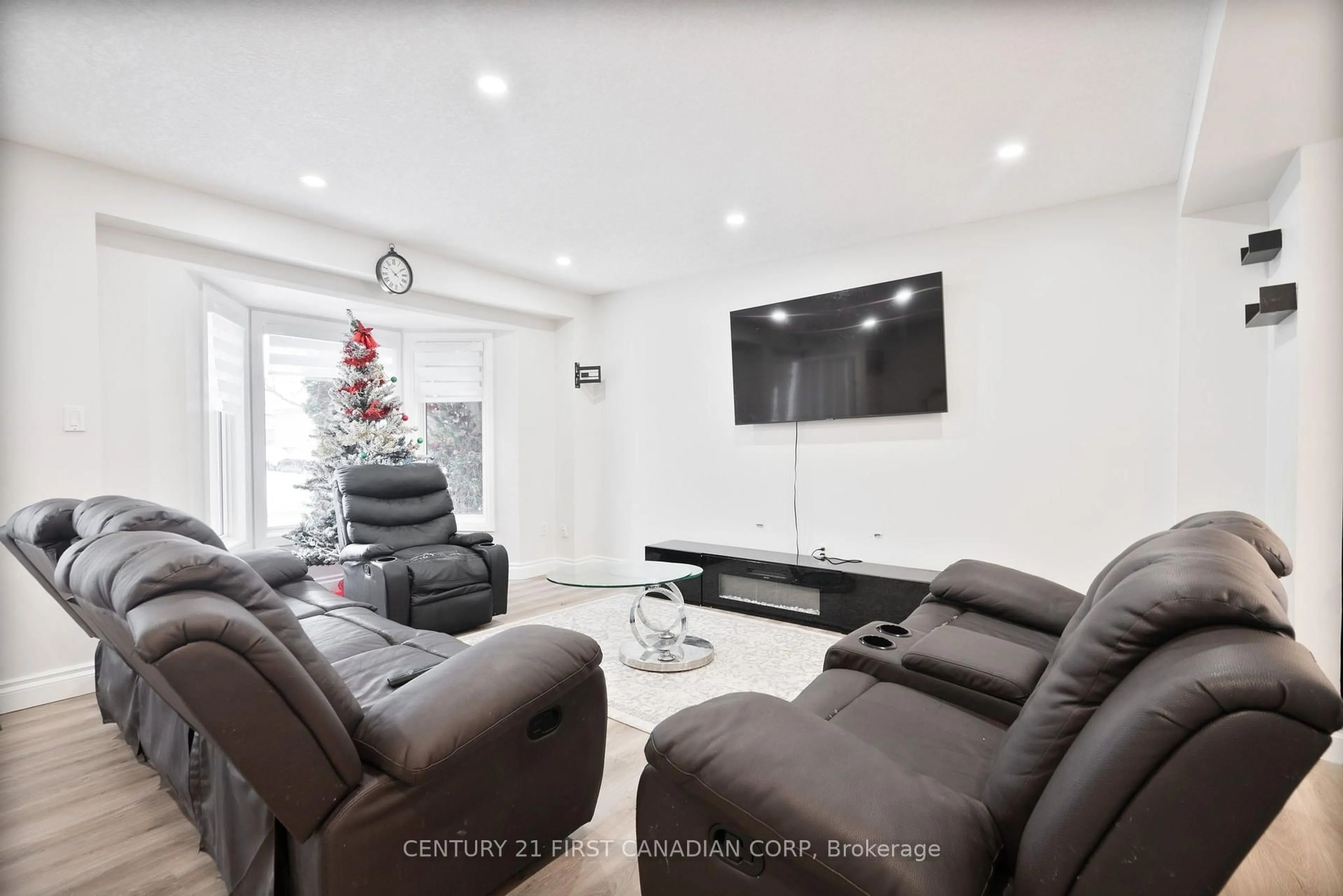 Home theater for 345 Banbury Cres, London South Ontario N5Z 4V1