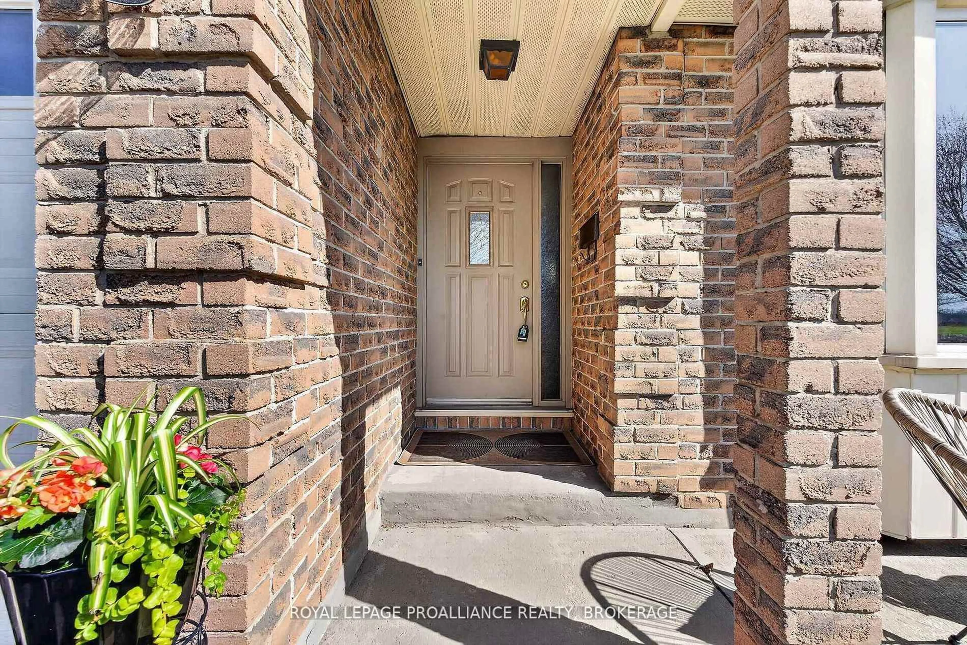 Indoor entryway for 16 Grenadier Dr, Kingston Ontario K7K 6E8