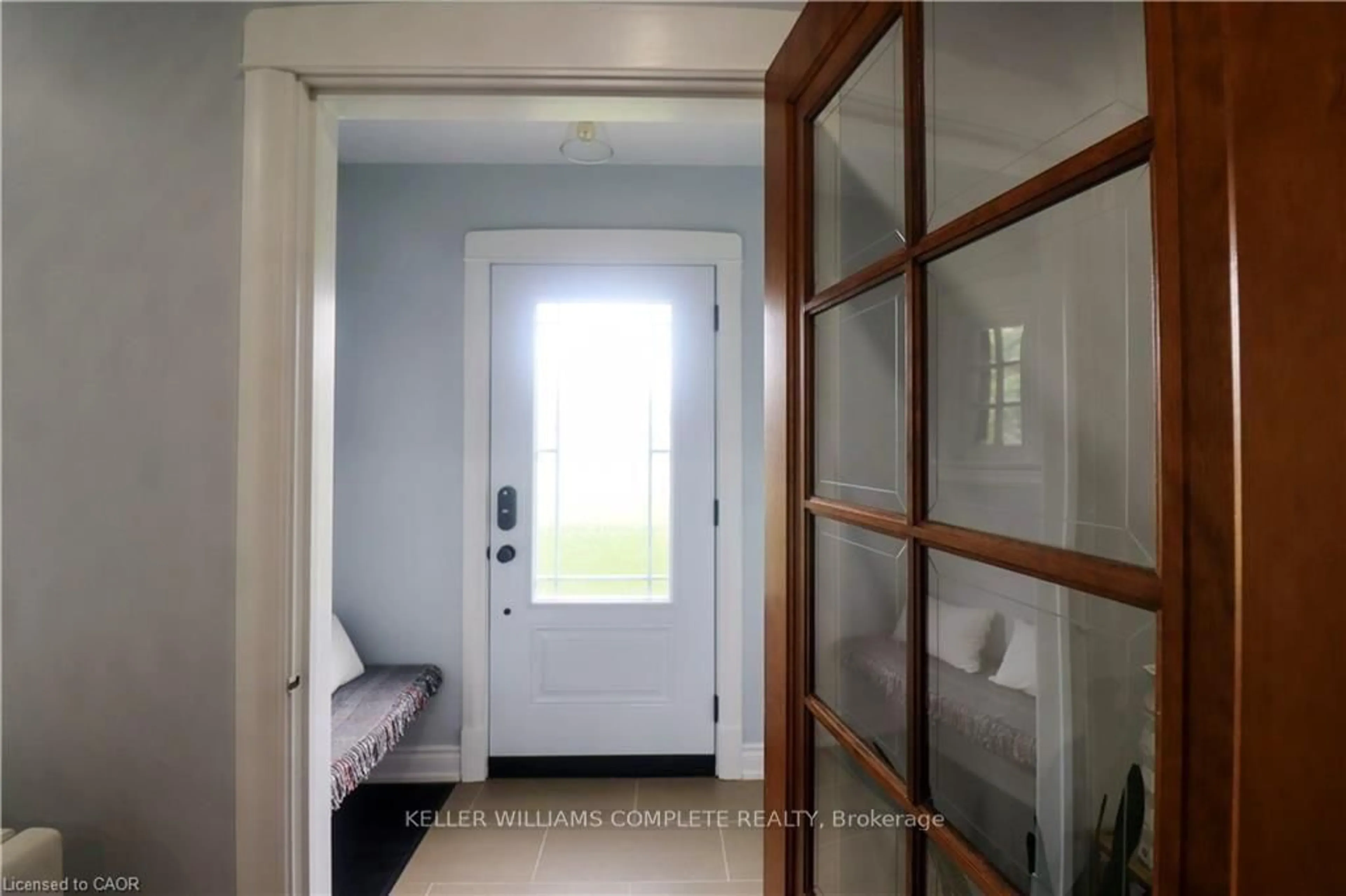 Indoor entryway for 1429 HIGHWAY #8 Rd, Hamilton Ontario L8E 5K8