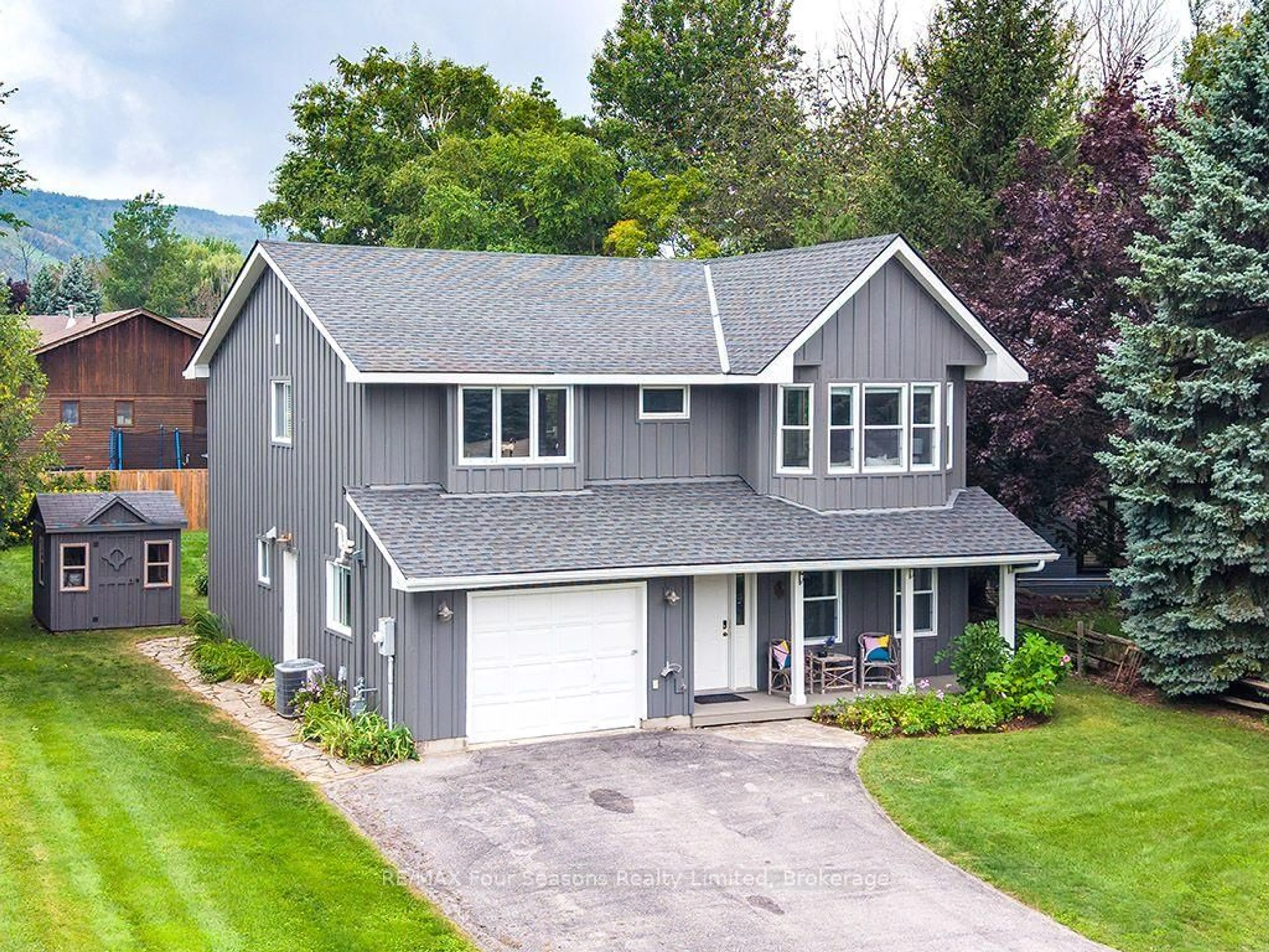 Home with vinyl exterior material, street for 104 Laurie's Crt, Blue Mountains Ontario L9Y 0L4