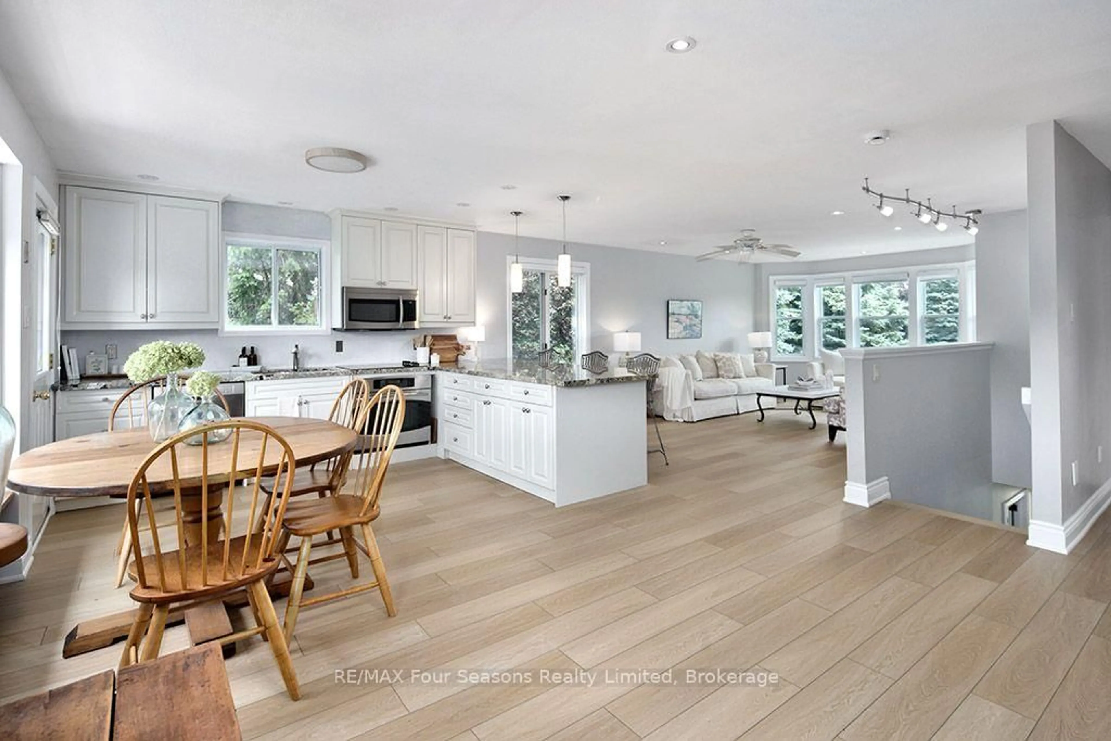 Open concept kitchen, unknown for 104 Laurie's Crt, Blue Mountains Ontario L9Y 0L4