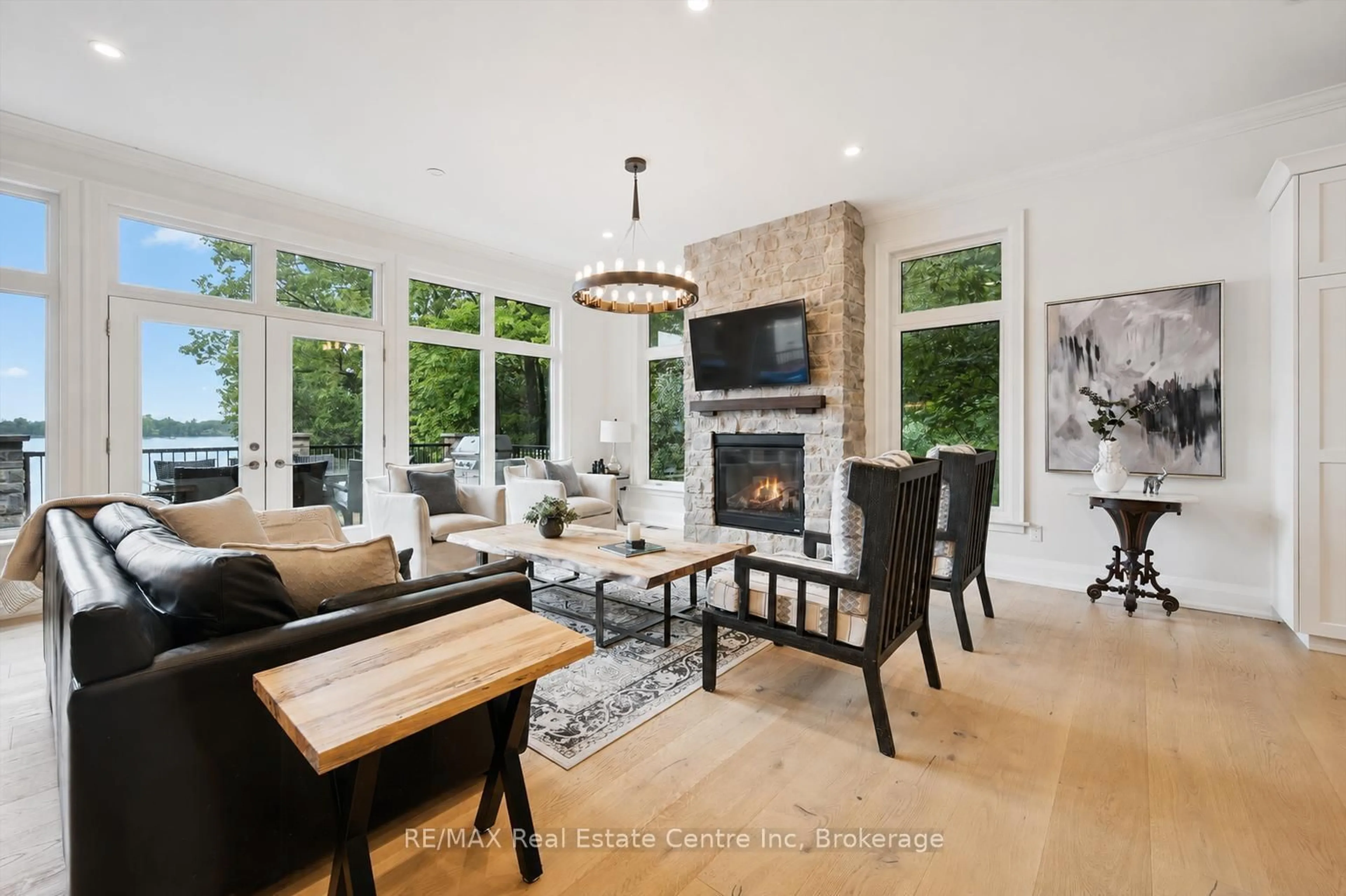 Living room with furniture, unknown for 16 Clergy Lane, Puslinch Ontario N0B 2J0