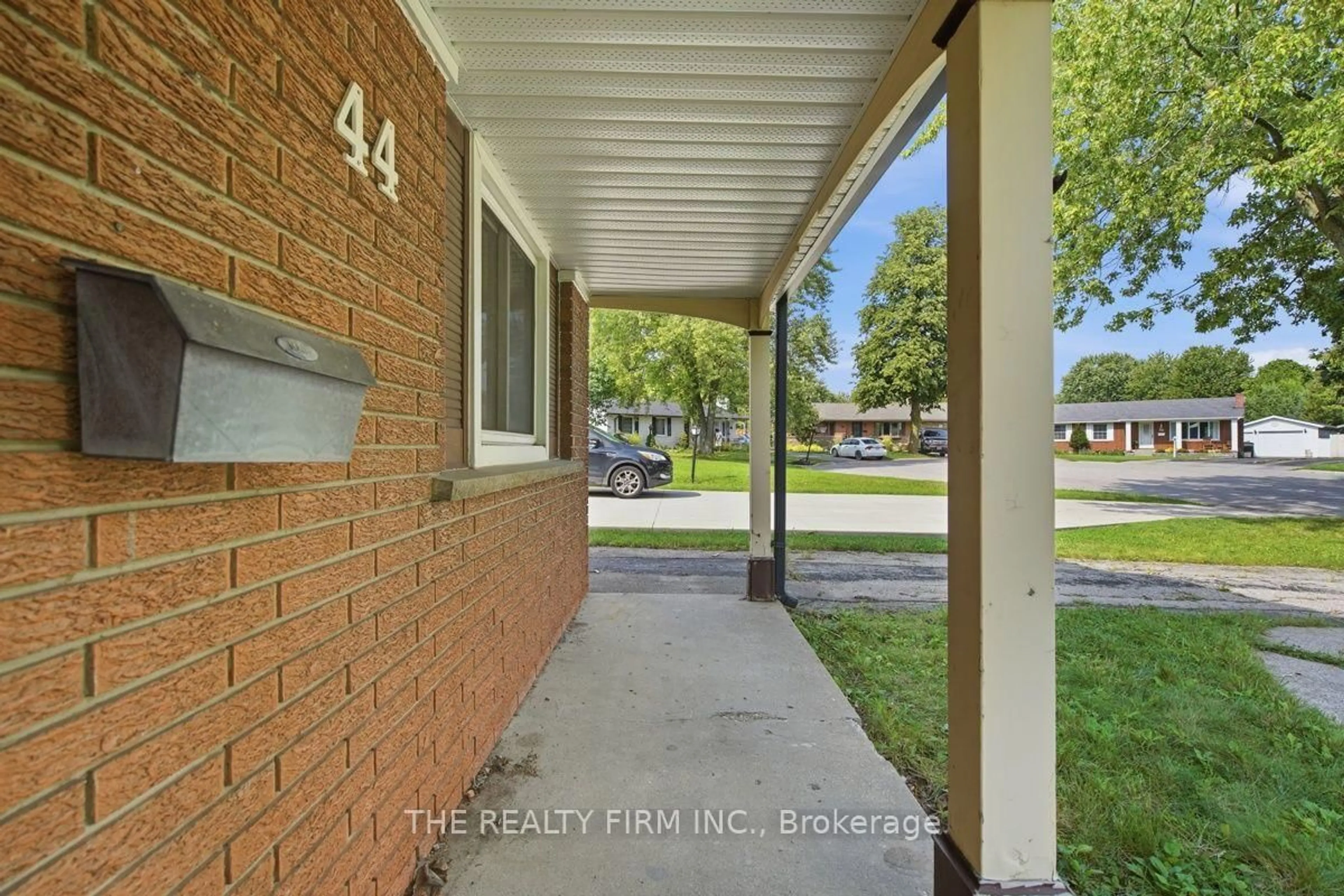 Indoor entryway for 44 Ebury Pl, London South Ontario N6C 4V4