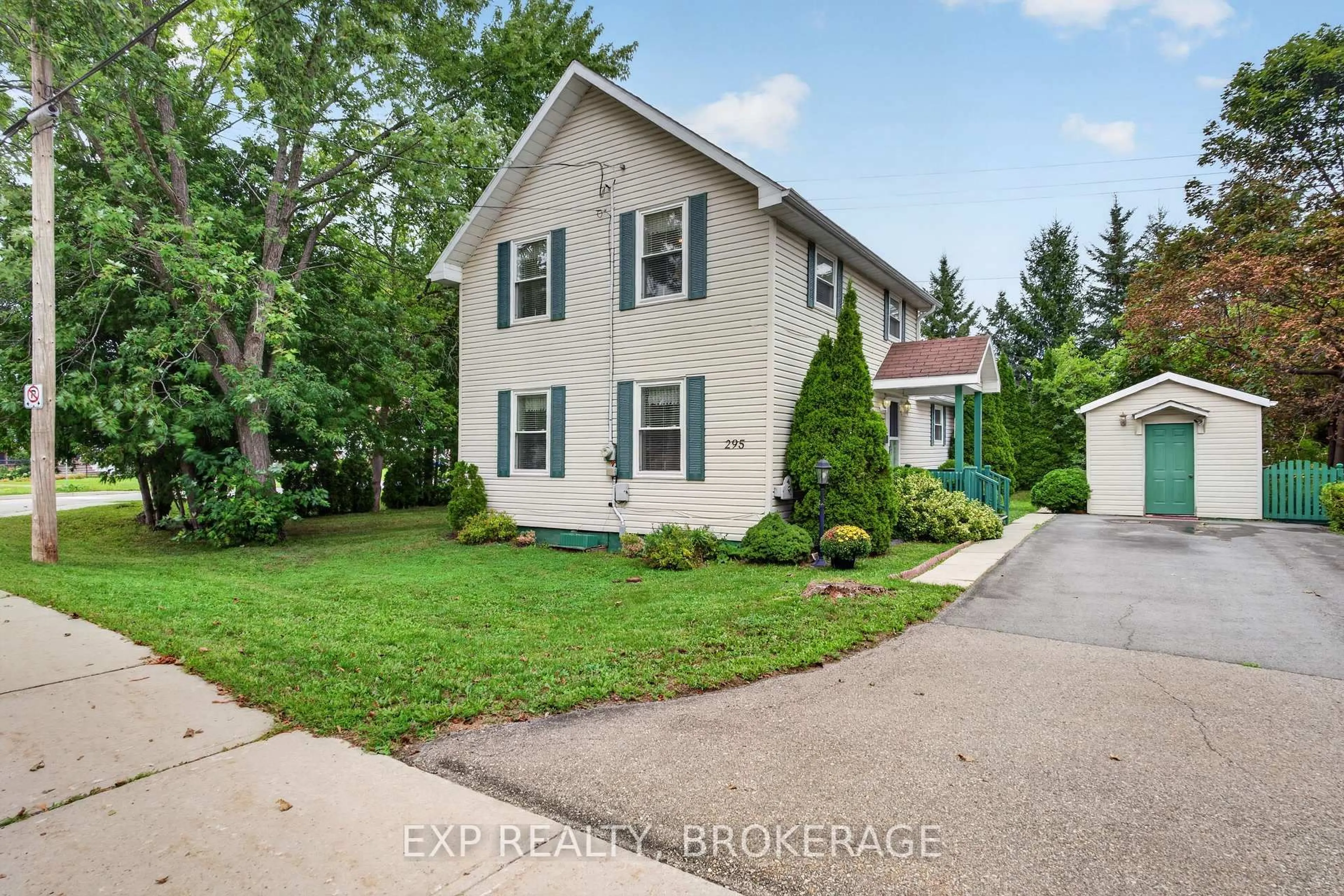A pic from outside/outdoor area/front of a property/back of a property/a pic from drone, street for 295 VICTORIA Ave, Gananoque Ontario K7G 2S3