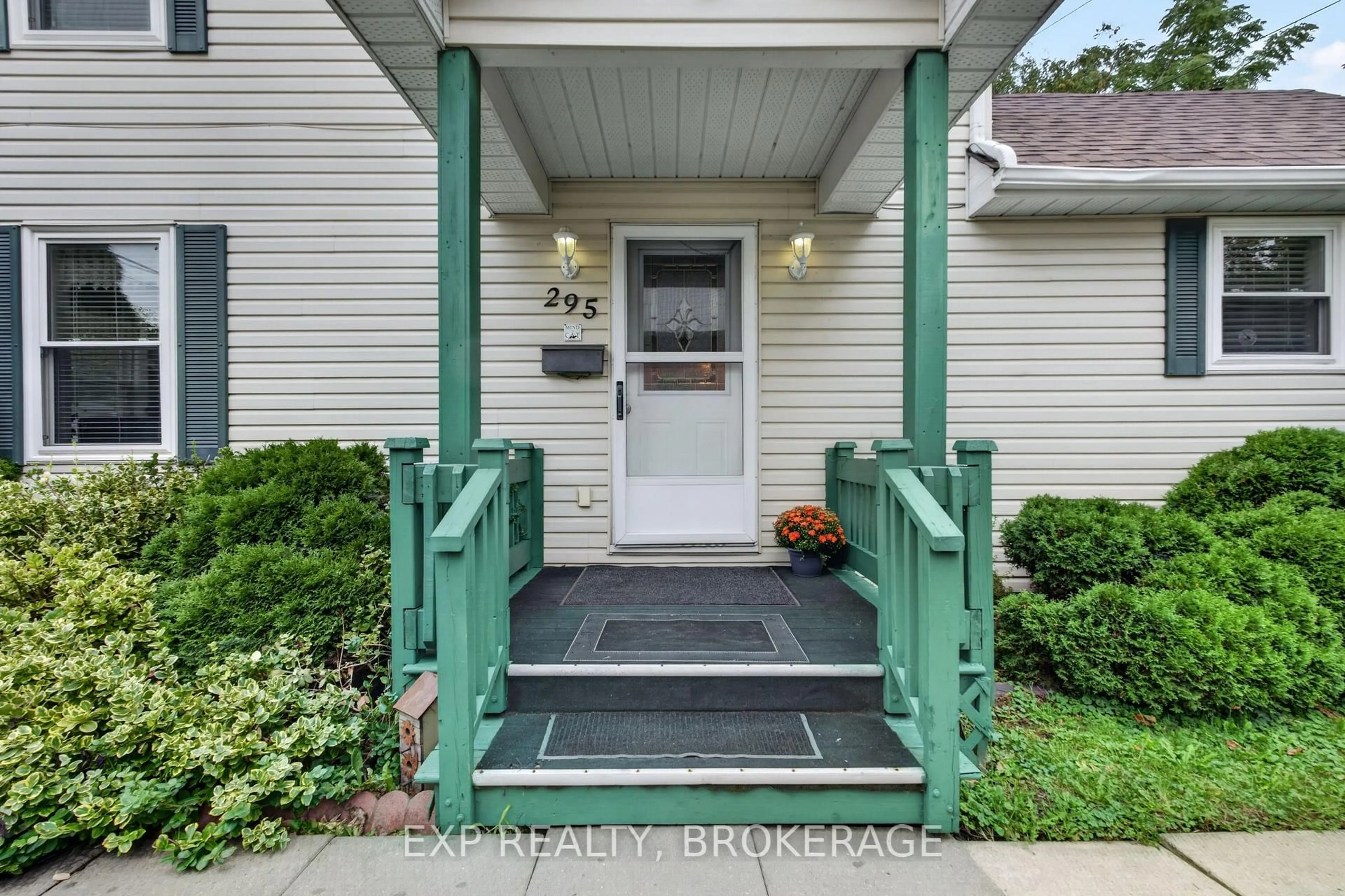 Indoor entryway for 295 VICTORIA Ave, Gananoque Ontario K7G 2S3