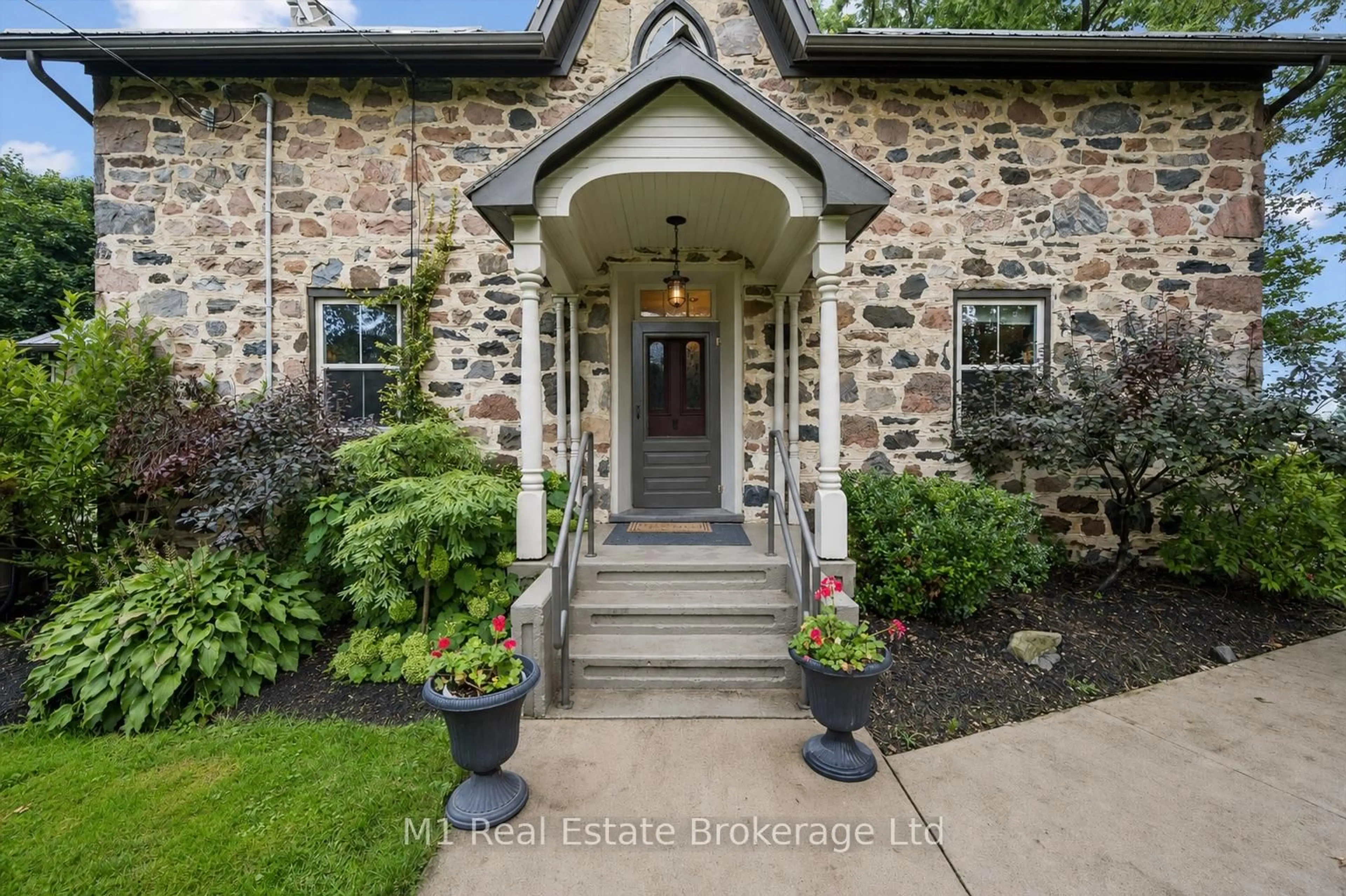 Indoor entryway for 69 Katherine St, Woolwich Ontario N0B 2V0