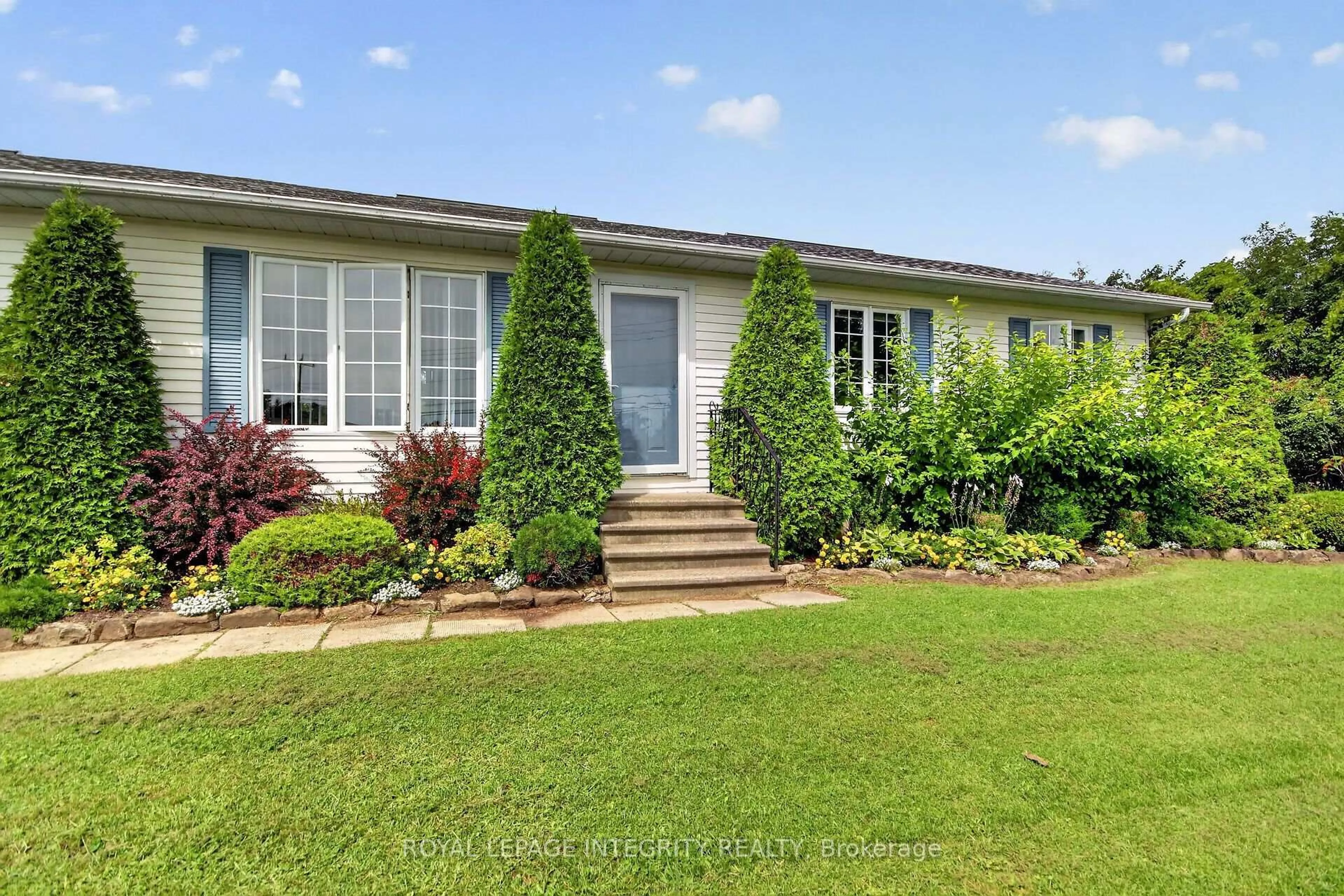 Home with vinyl exterior material, unknown for 2913 Danbury Way, North Gower Ontario K0A 2T0