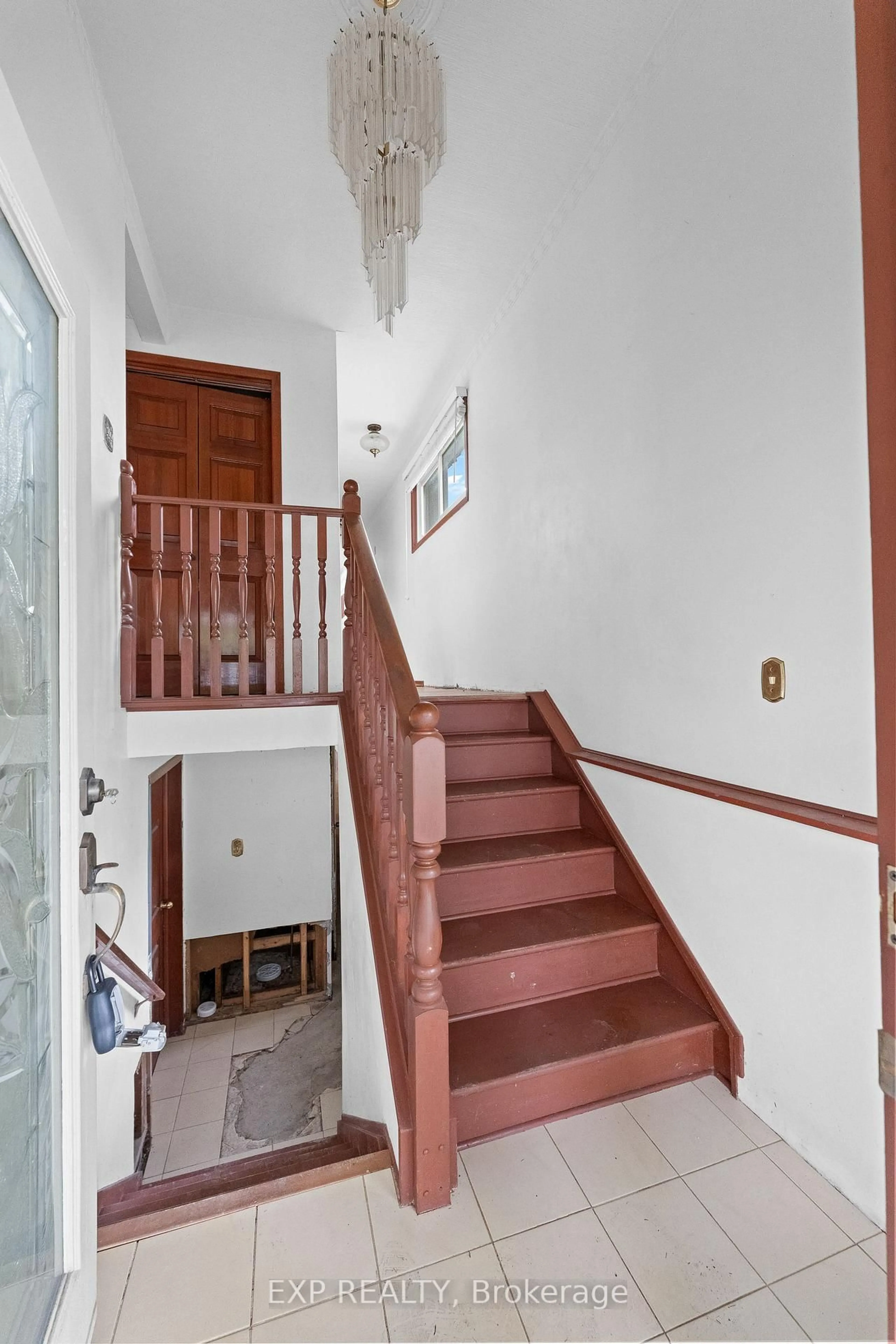 Stairs for 23 Classic Ave, Welland Ontario L3B 1P3