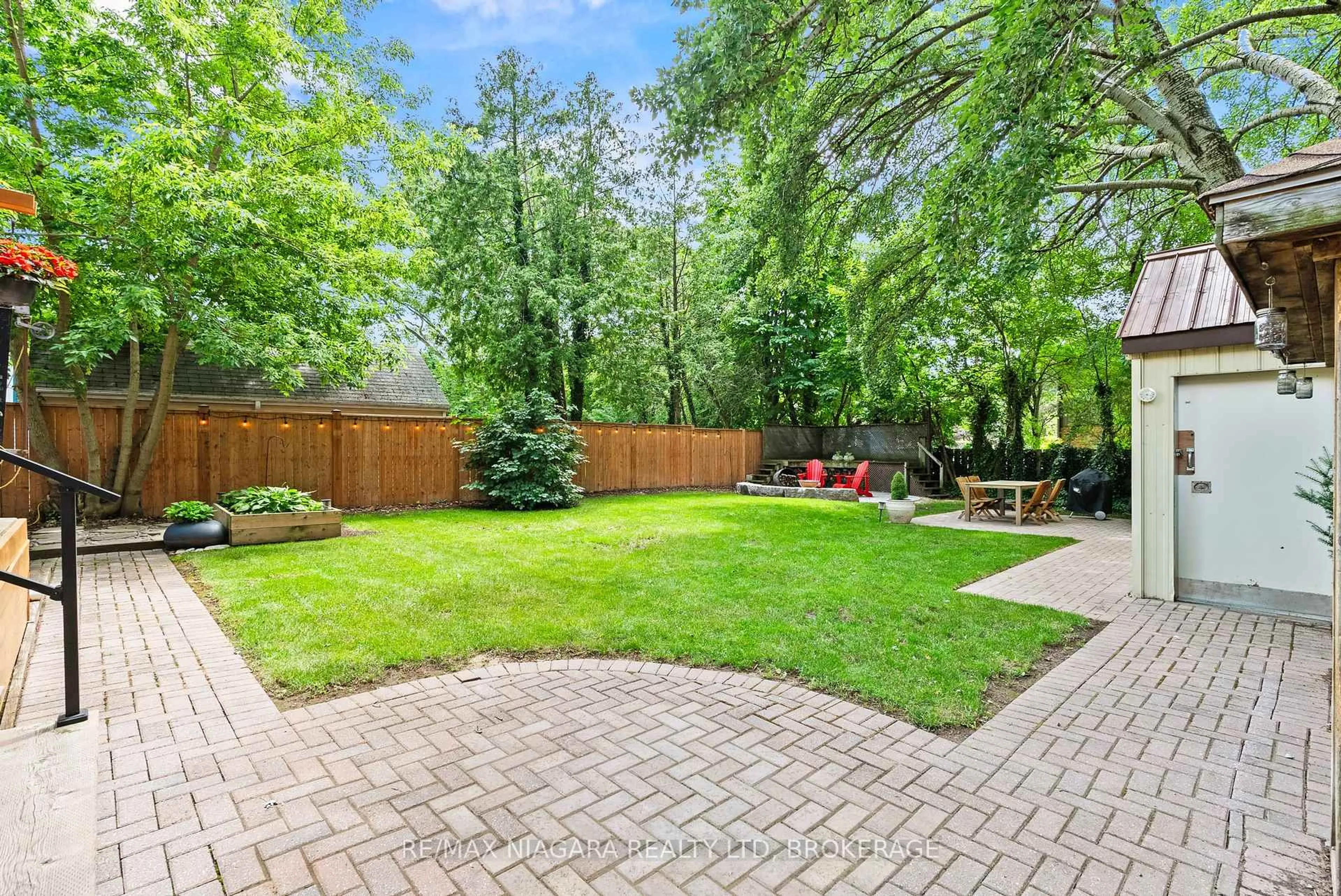 Patio, street for 83 Devon Rd, St. Catharines Ontario L2N 1X5
