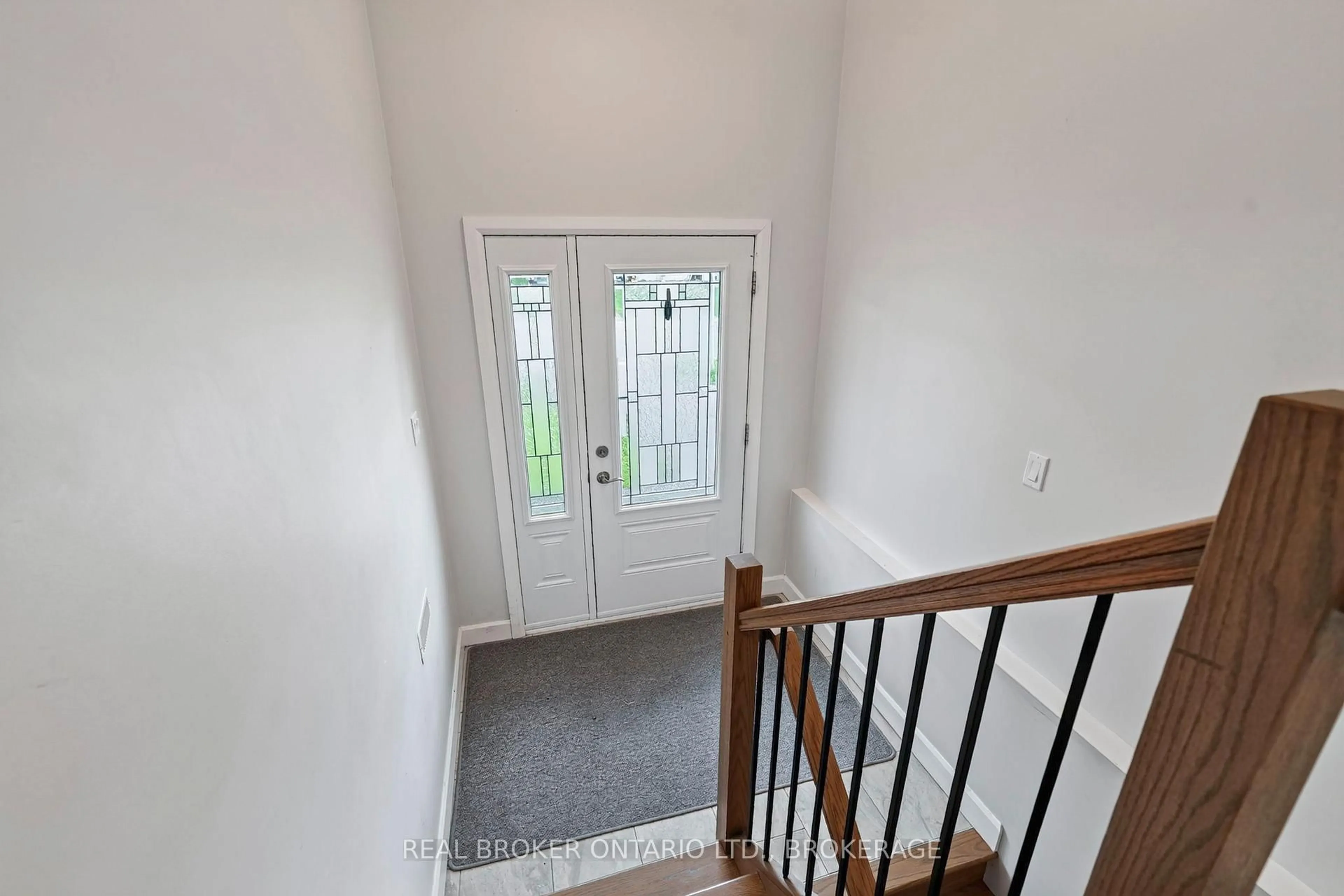 Indoor entryway for 250 Lourdes Ave, Cornwall Ontario K6H 0E8
