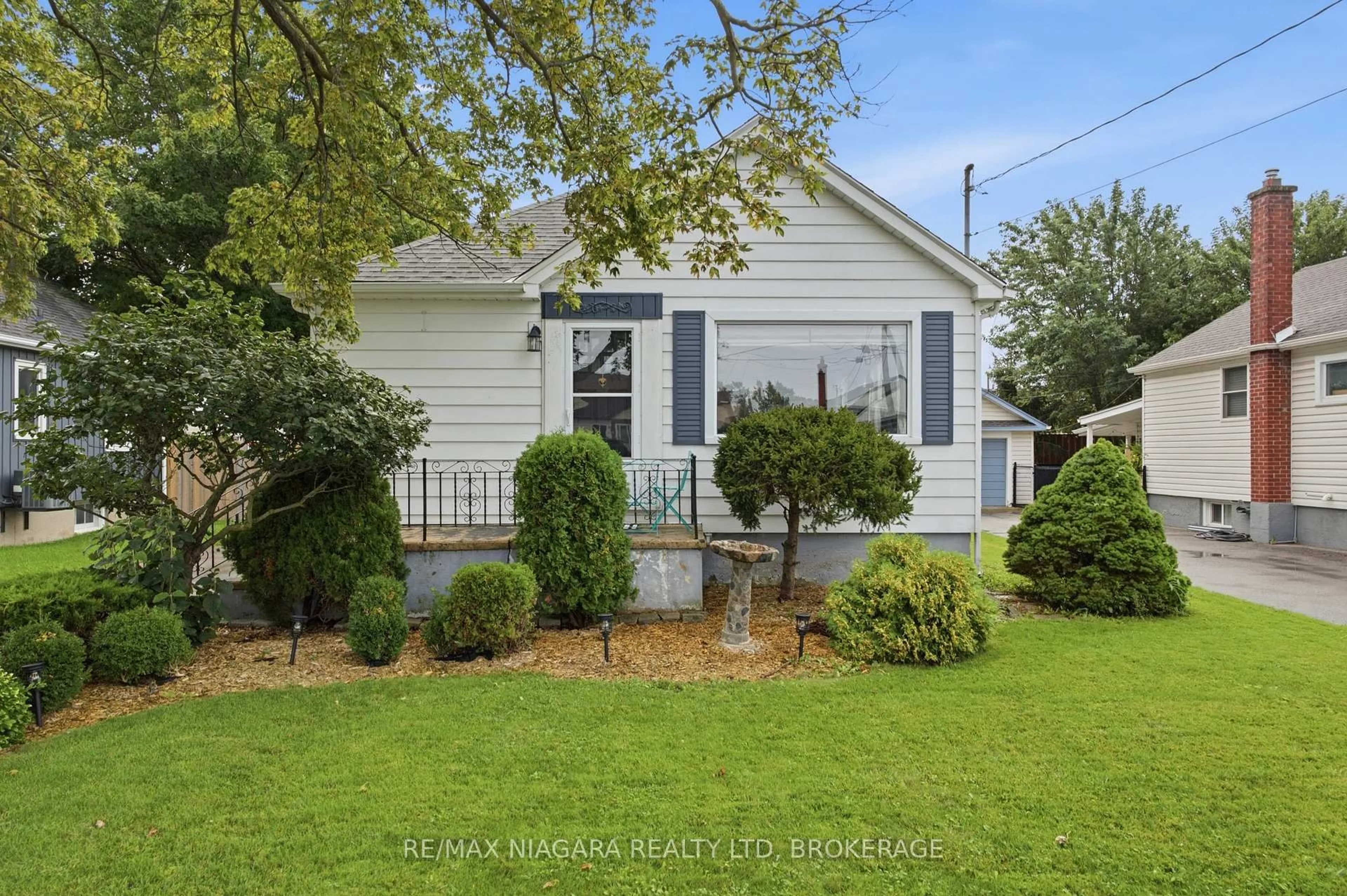 Home with vinyl exterior material, street for 222 NEFF St, Port Colborne Ontario L3K 3T6