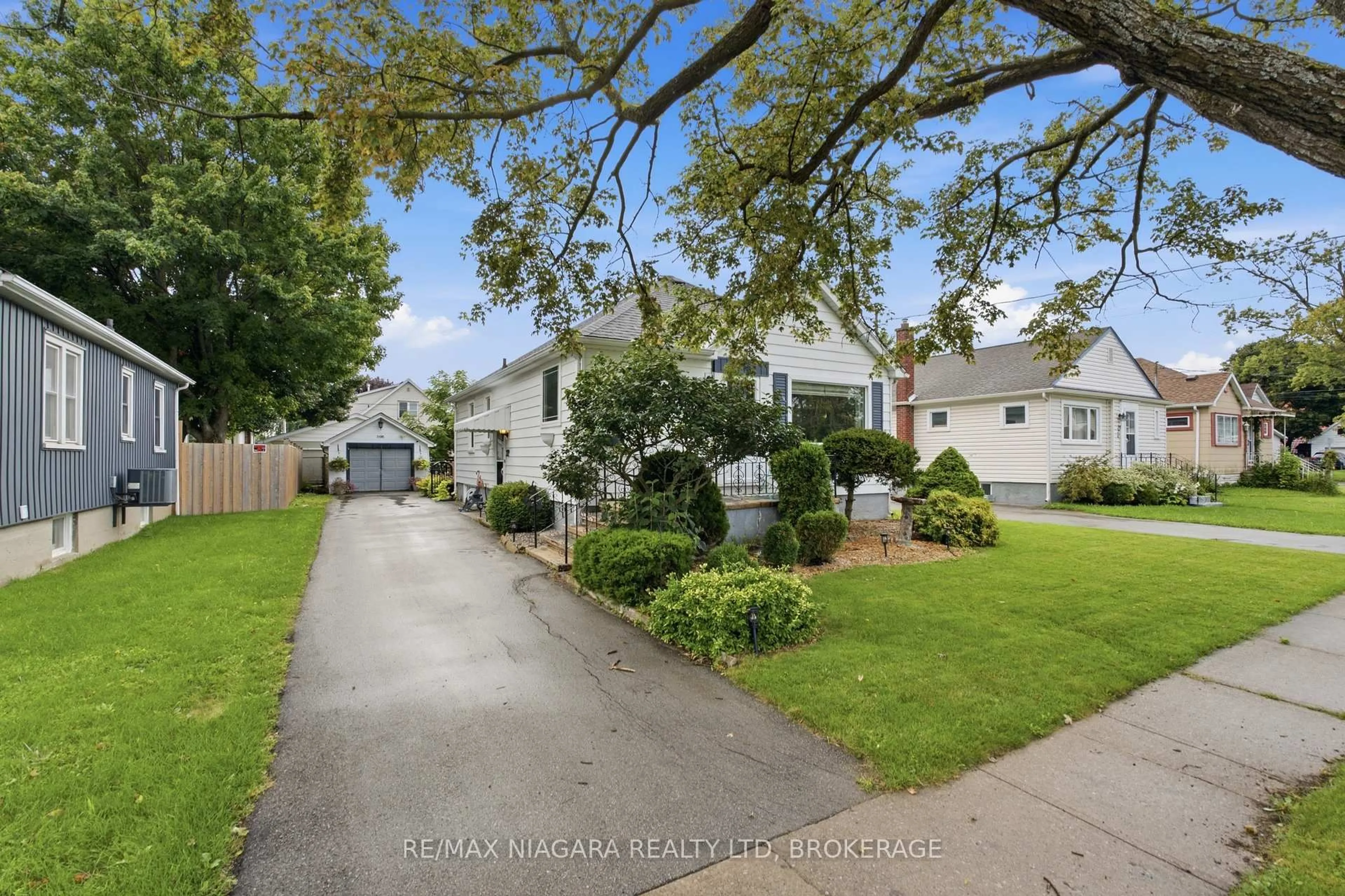 A pic from outside/outdoor area/front of a property/back of a property/a pic from drone, street for 222 NEFF St, Port Colborne Ontario L3K 3T6