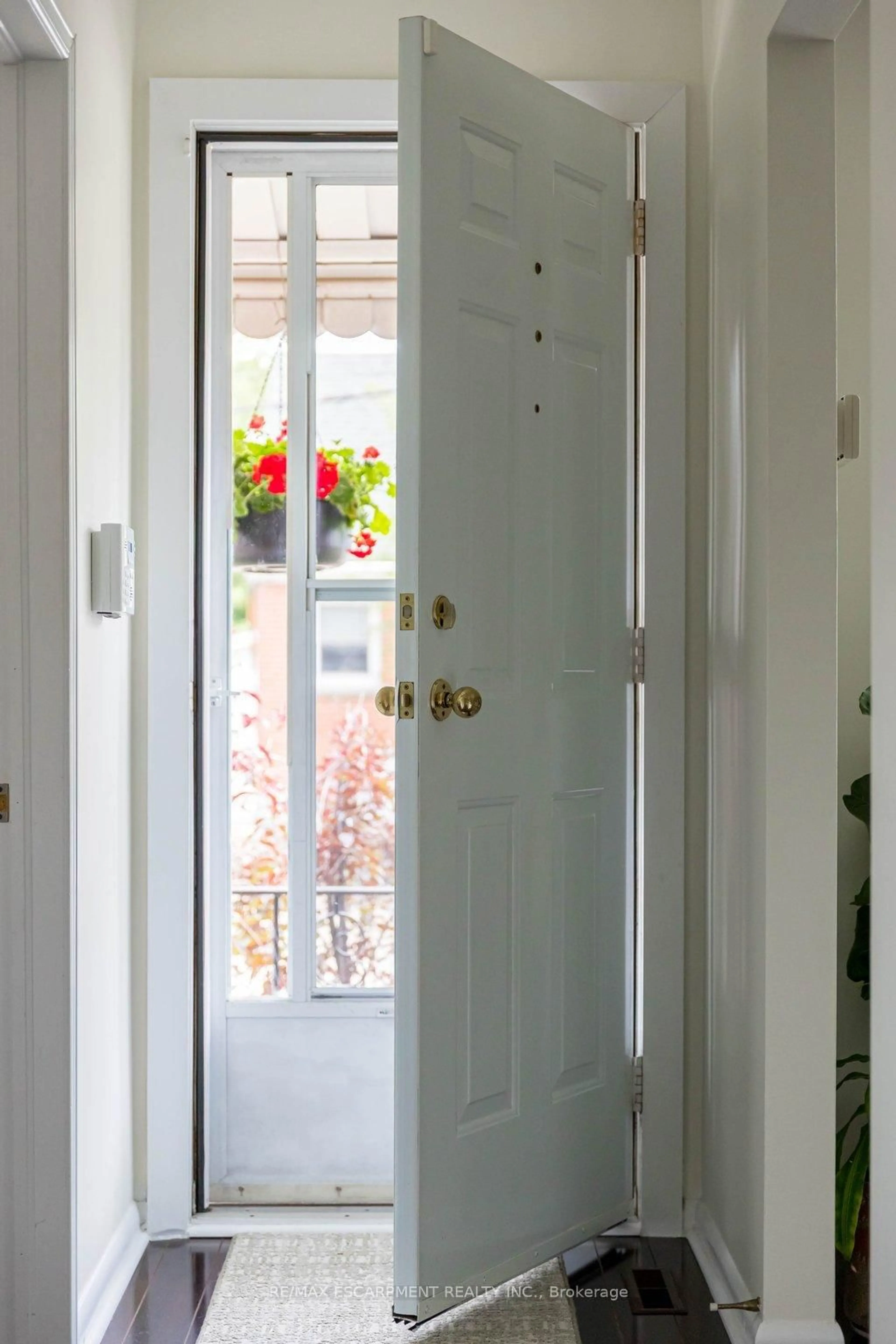 Indoor entryway for 112 East 13th St, Hamilton Ontario L9A 3Z5