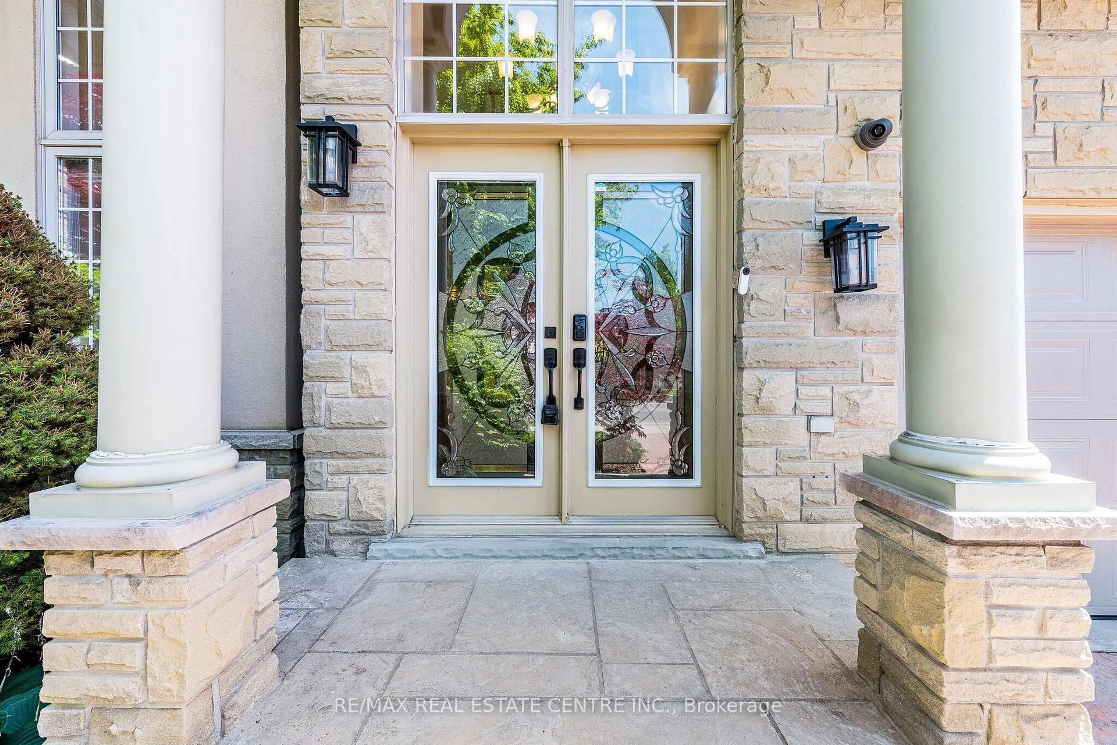 Indoor entryway for 137 Cloverleaf Dr #Ancaster, Hamilton Ontario L9K 1R6
