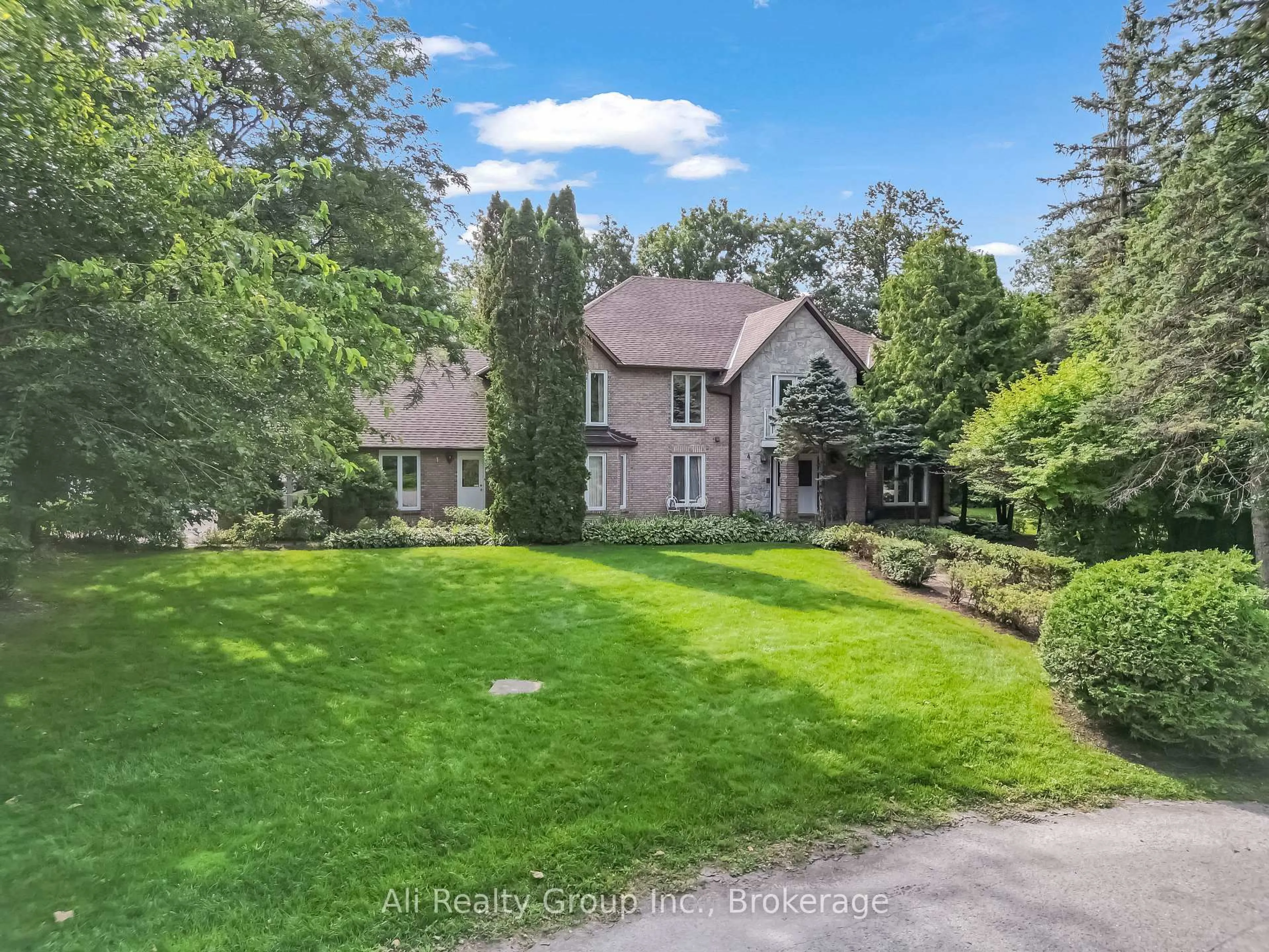 A pic from outside/outdoor area/front of a property/back of a property/a pic from drone, street for 4 Royal County Dwns, Ottawa Ontario K2R 1C2