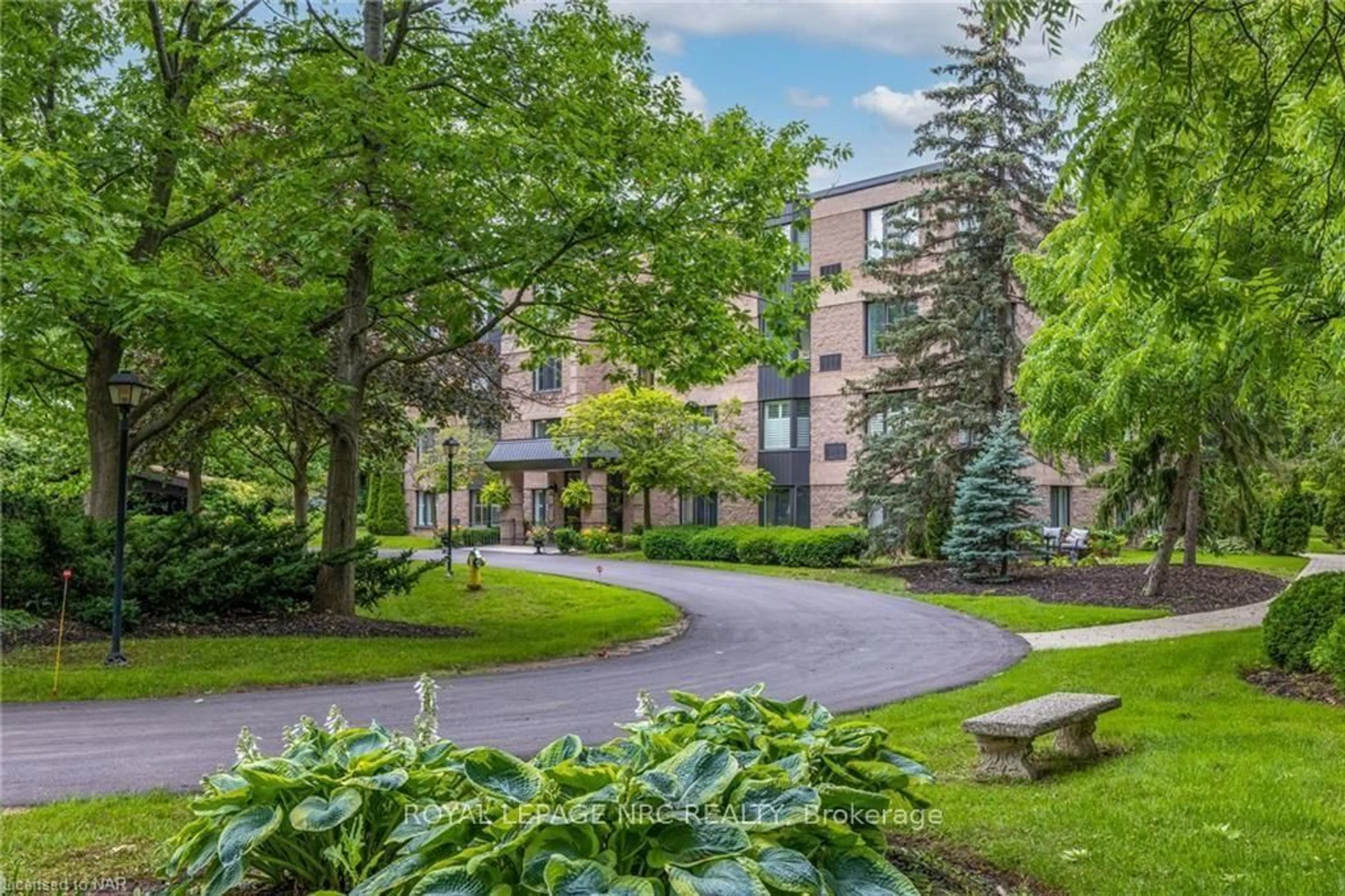 Patio, street for 61 Paffard St #202, Niagara-on-the-Lake Ontario L0S 1J0