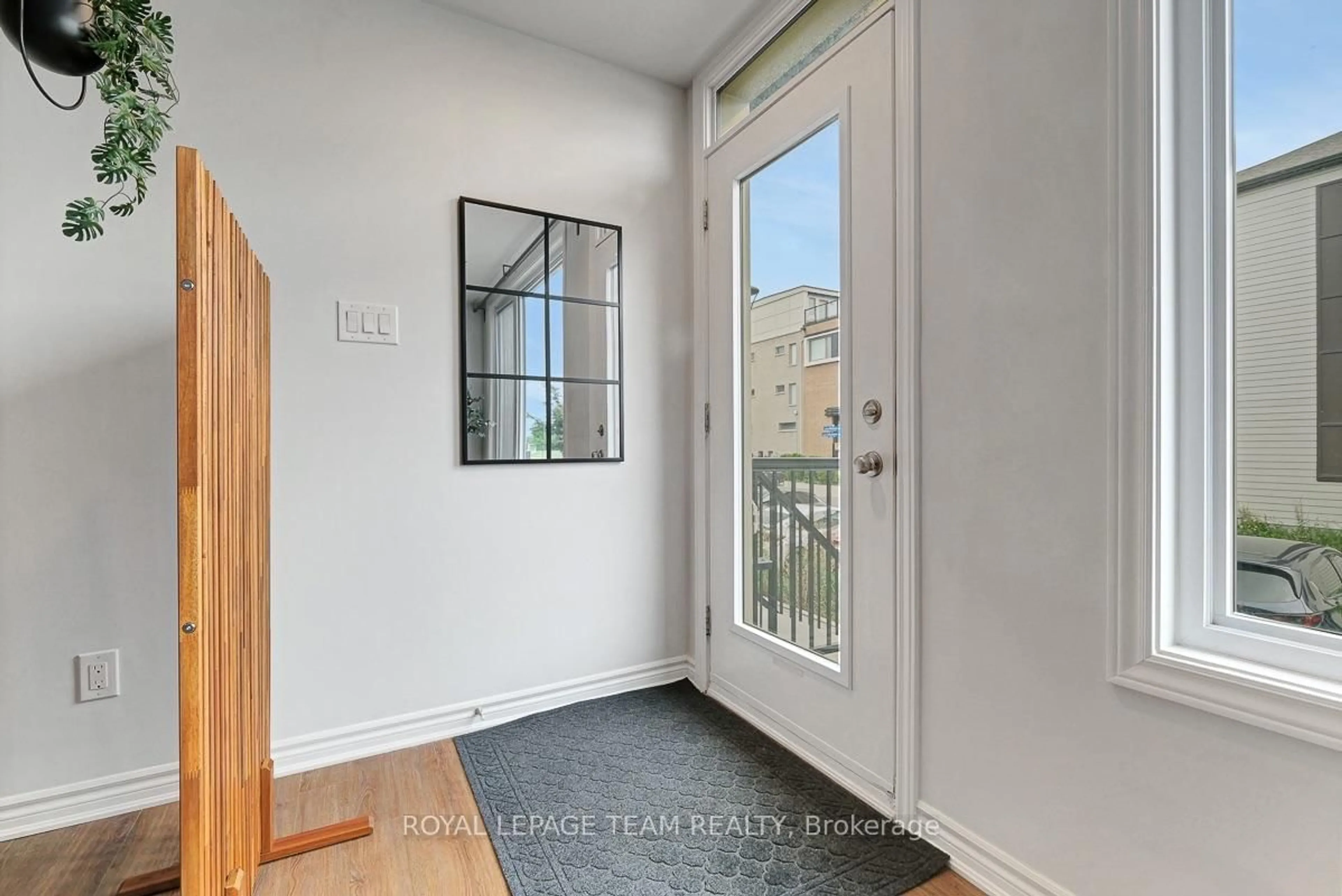 Indoor entryway for 507 Takamose Private, Ottawa Ontario K1K 5A5