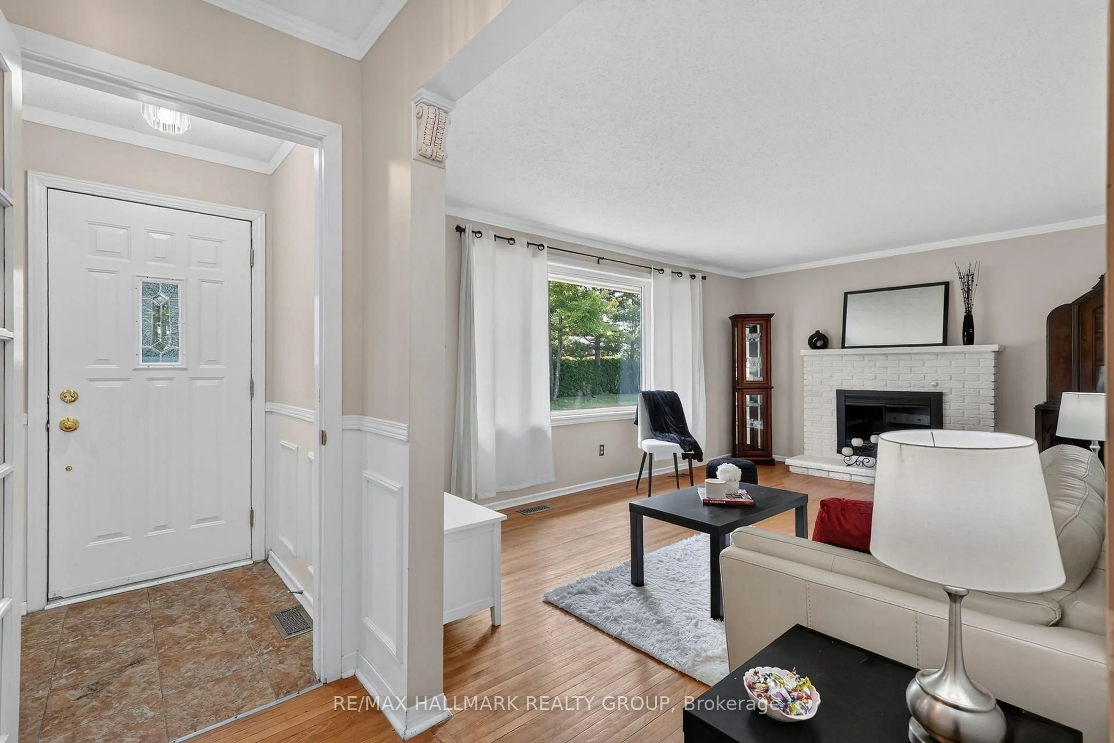 Living room with furniture, unknown for 157 Lacroix Ave, Gloucester Ontario K1E 1K2