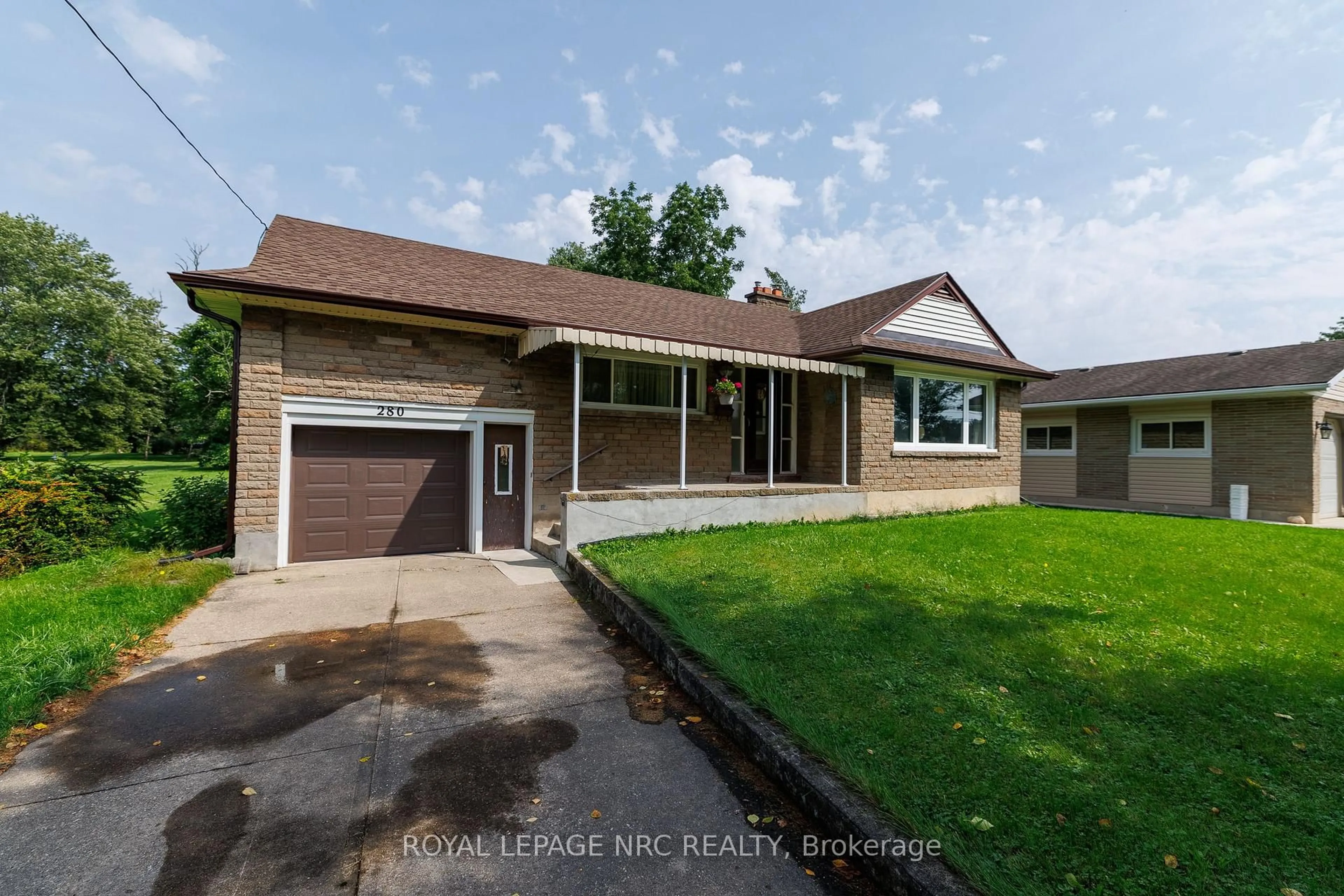 Home with vinyl exterior material, street for 280 Kingsway St, Welland Ontario L3B 3N9