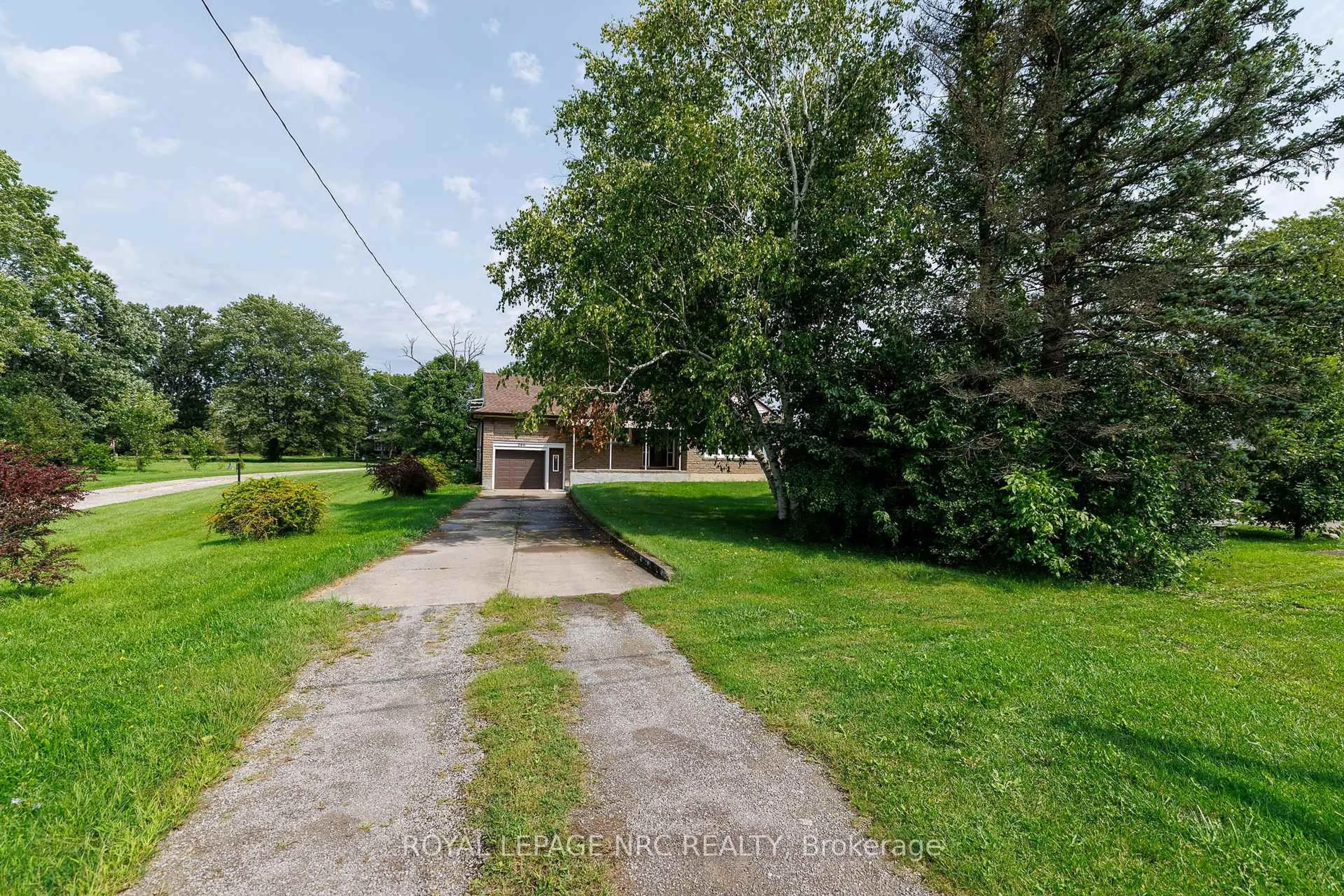 A pic from outside/outdoor area/front of a property/back of a property/a pic from drone, street for 280 Kingsway St, Welland Ontario L3B 3N9