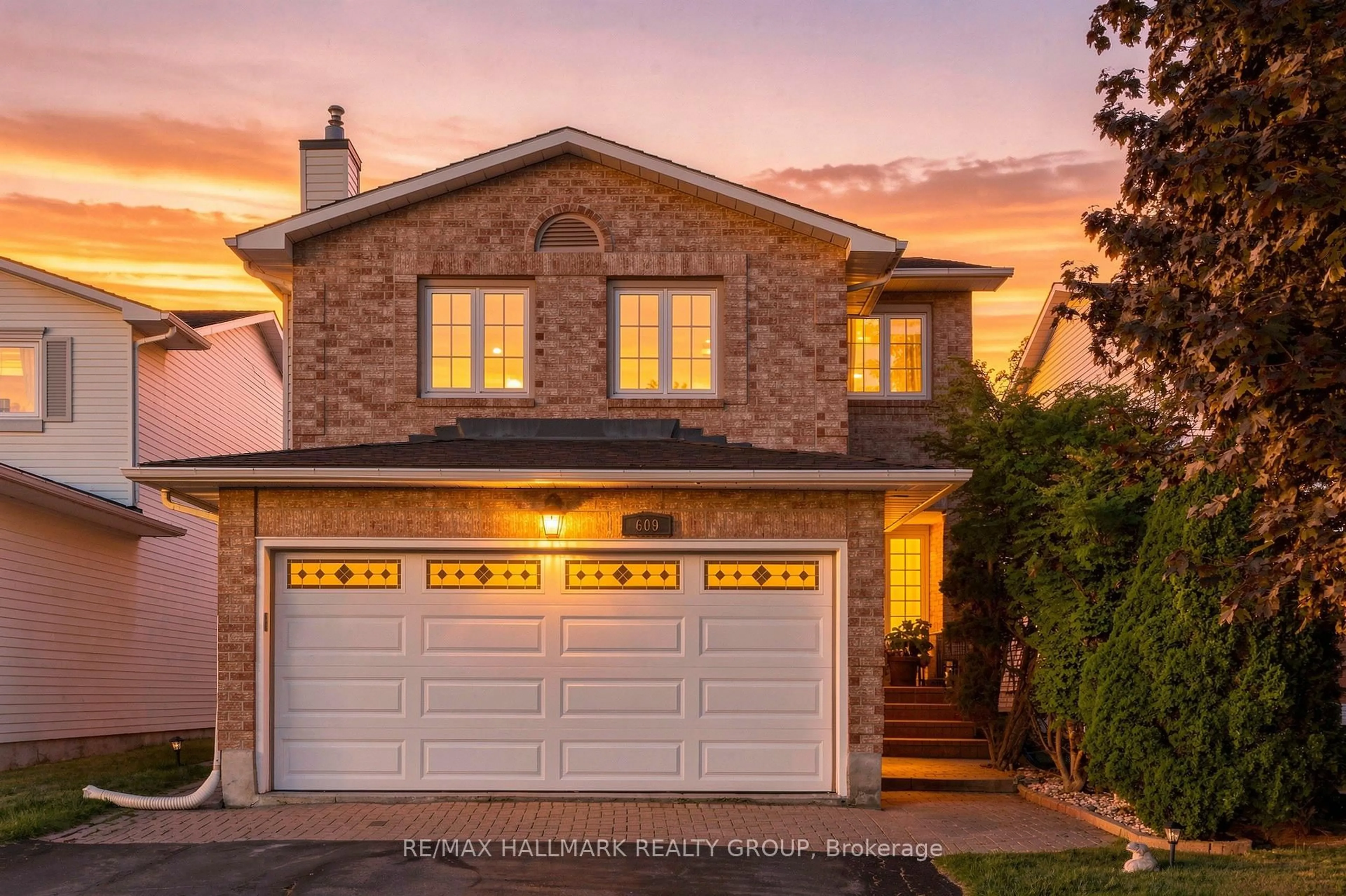 Home with vinyl exterior material, street for 609 TOURELLE Dr, Ottawa Ontario K4A 3H5
