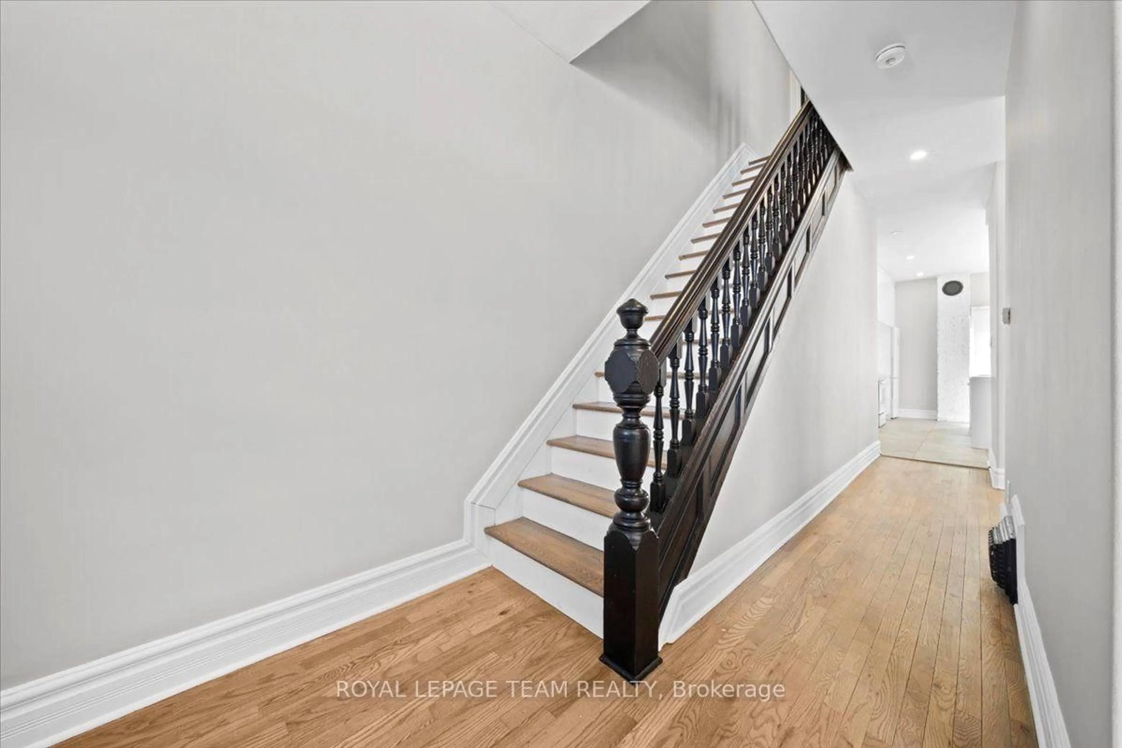 Stairs for 136 Elm St, Ottawa Ontario K1R 6N5