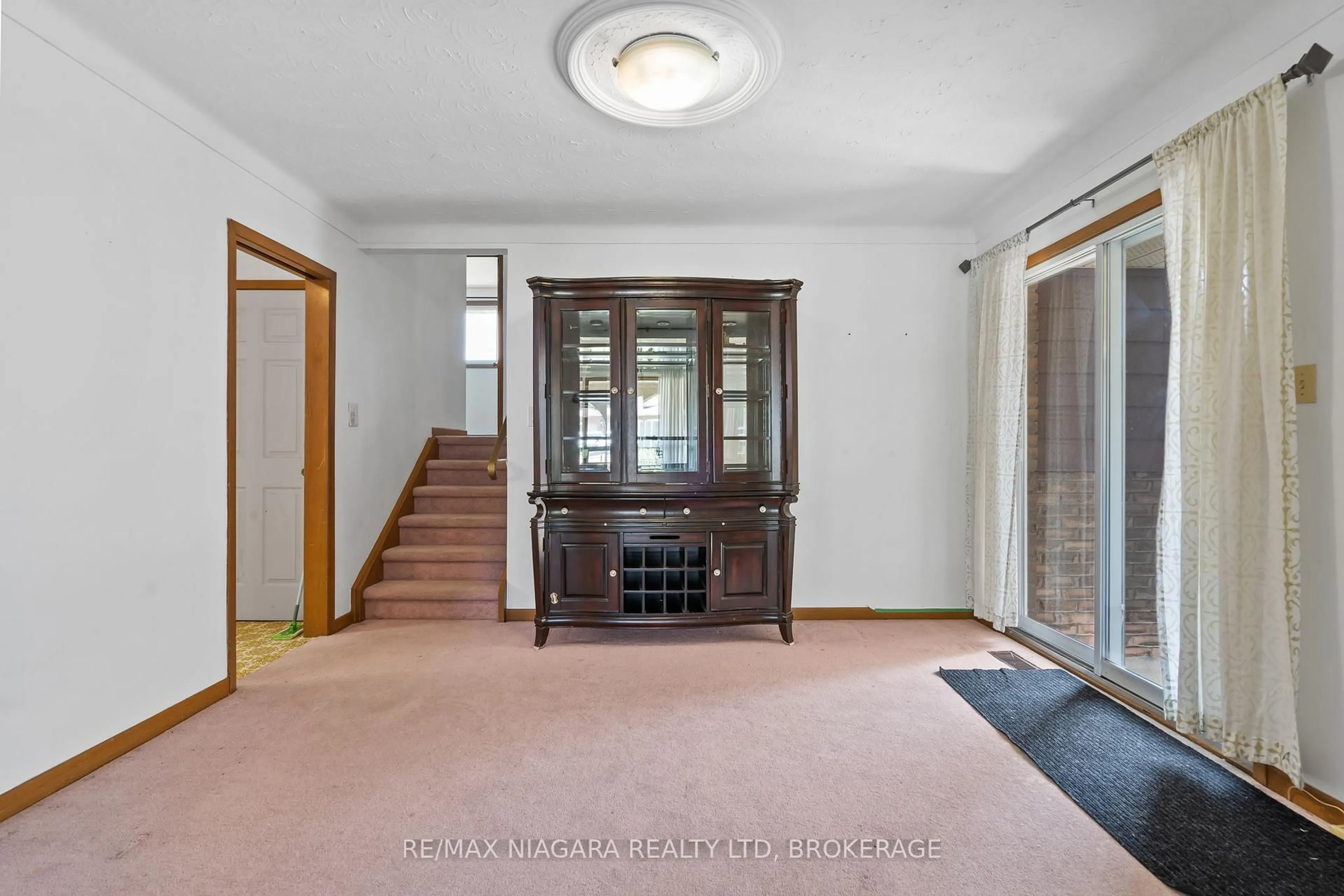 Indoor foyer for 26 Forster Ave, Thorold Ontario L2V 4J5