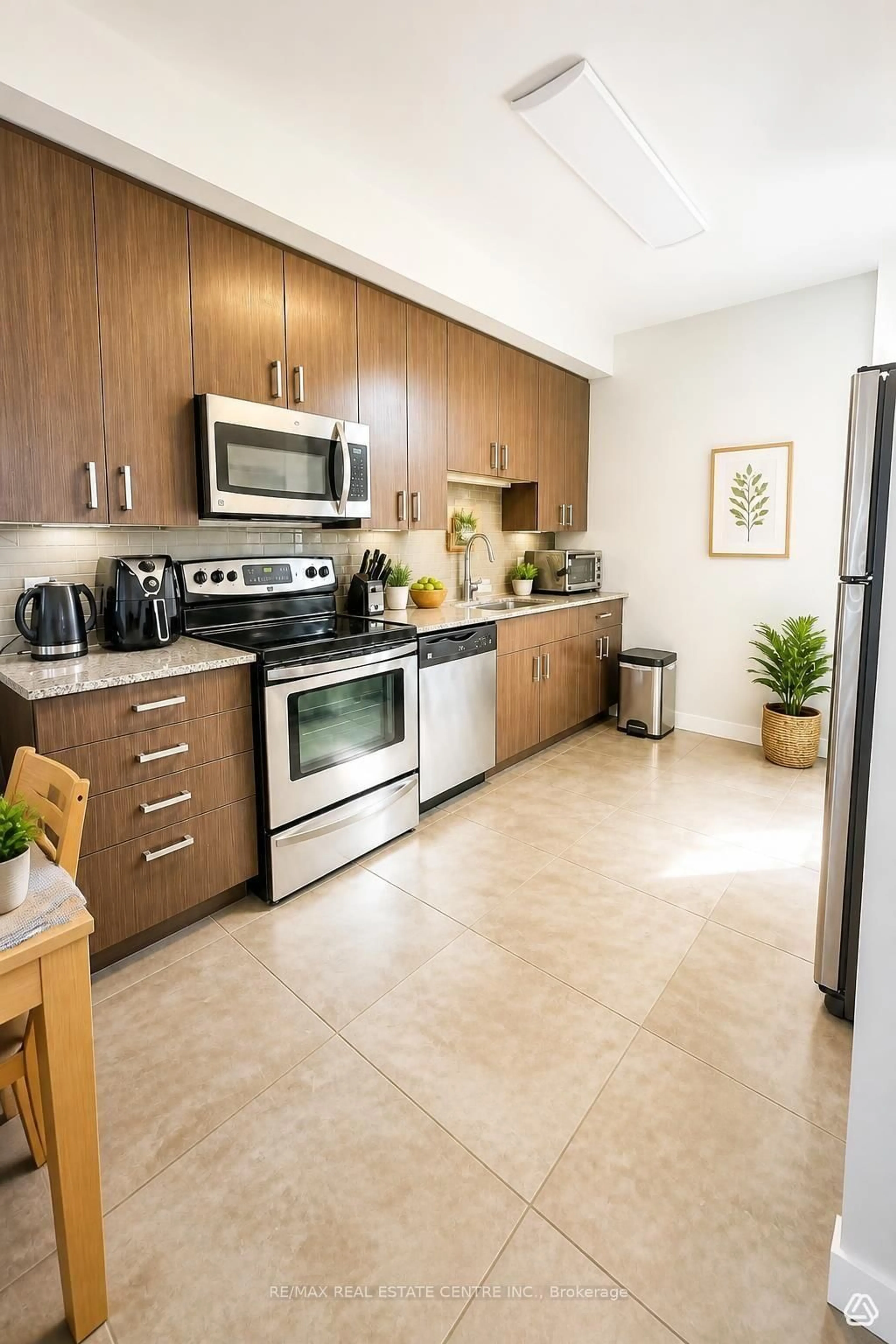 Standard kitchen, ceramic/tile floor for 62 Balsam St #B408, Waterloo Ontario N2L 3H2