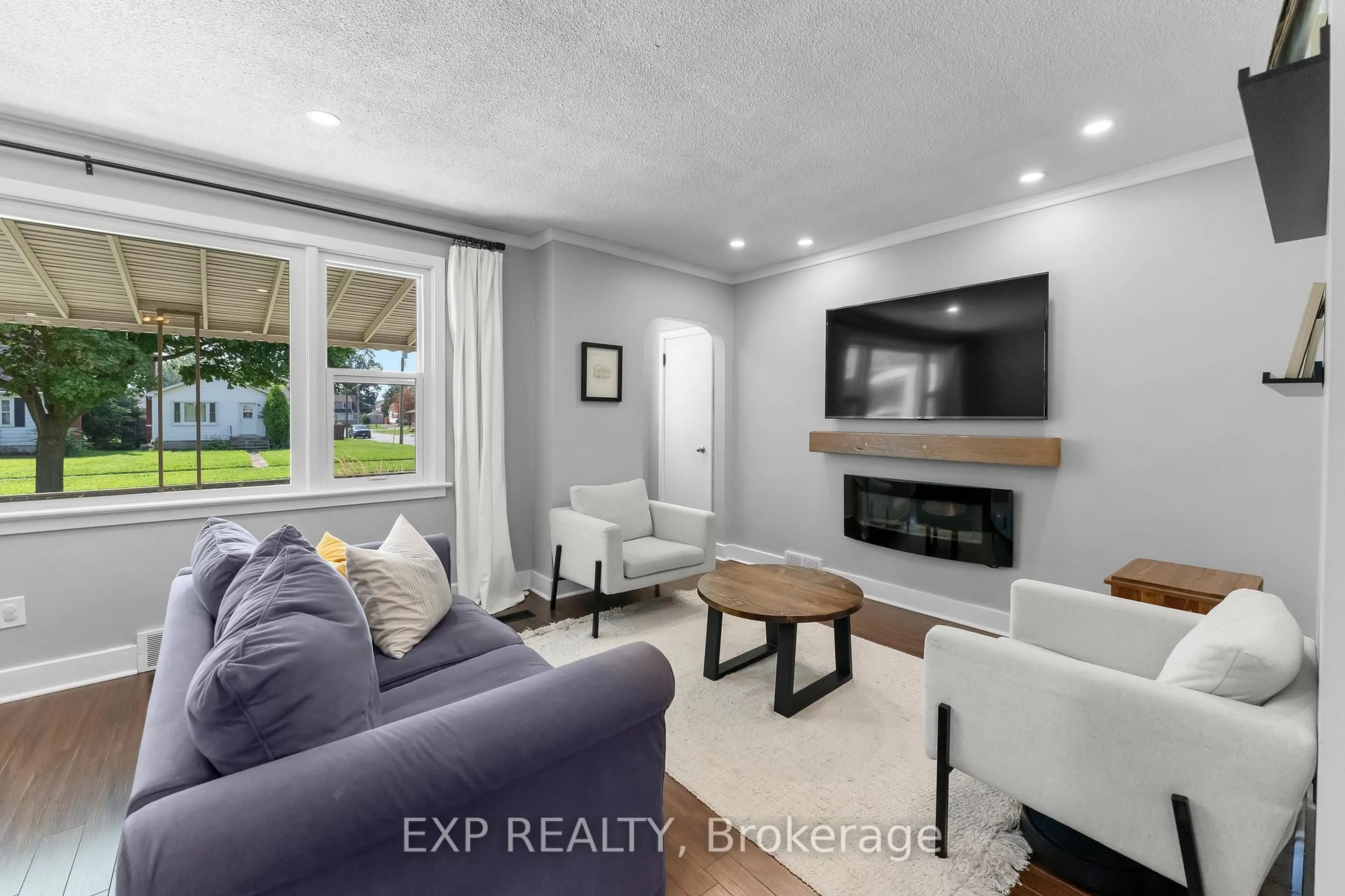 Living room with furniture, unknown for 14 Mcdonald Ave, Thorold Ontario L2V 3E4