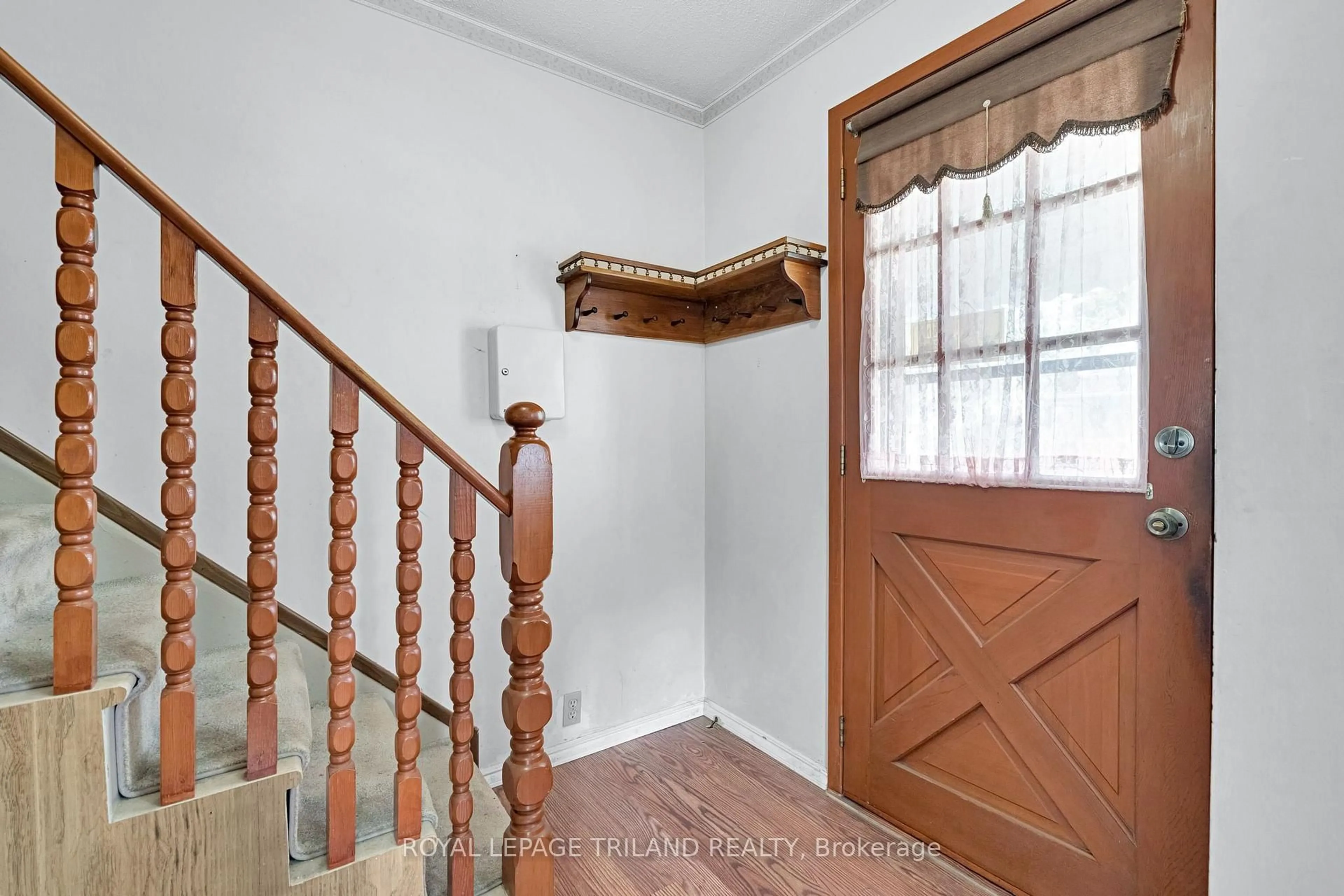 Indoor entryway for 15 Antrim St, St. Thomas Ontario N5P 1S2