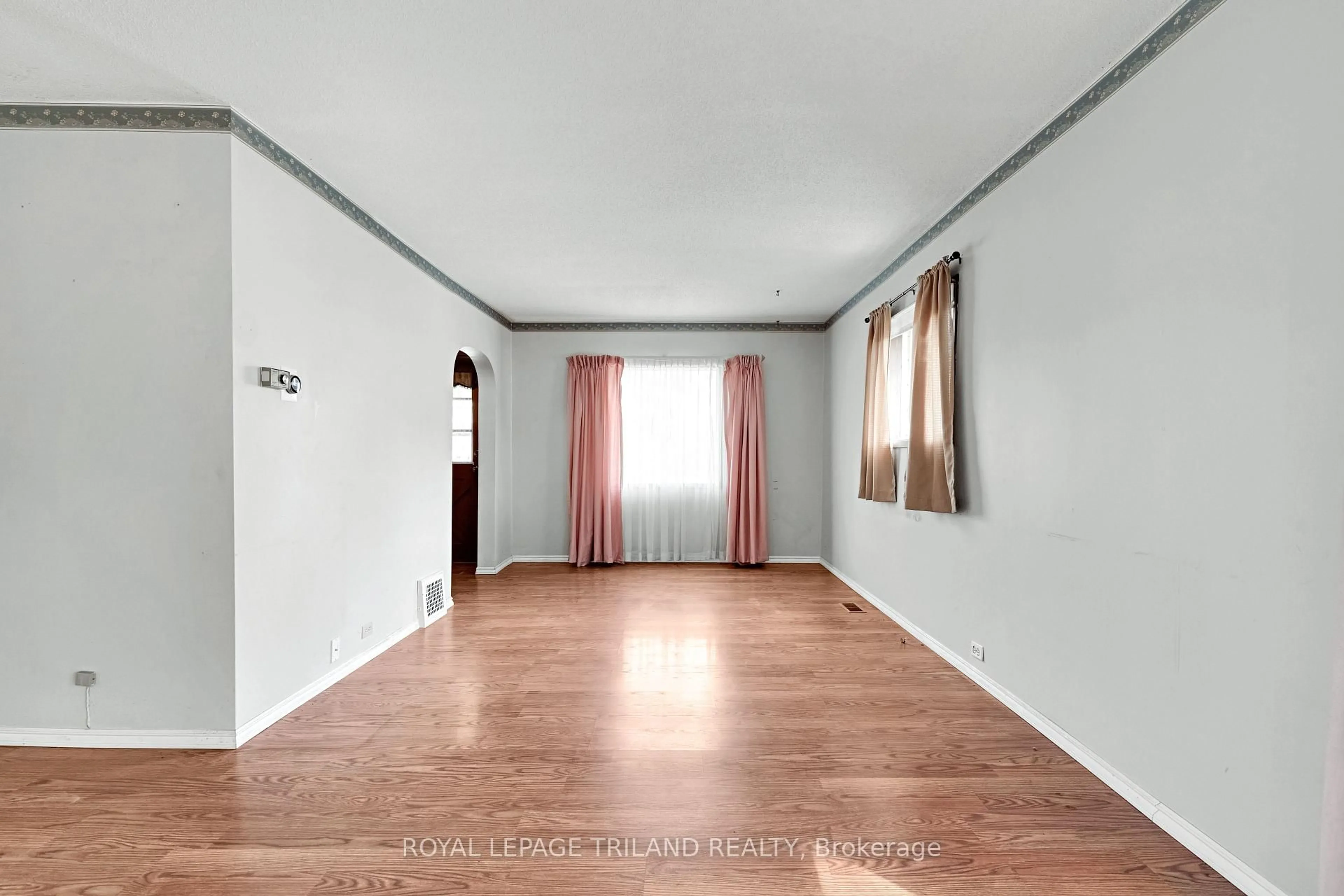 A pic of a room for 15 Antrim St, St. Thomas Ontario N5P 1S2