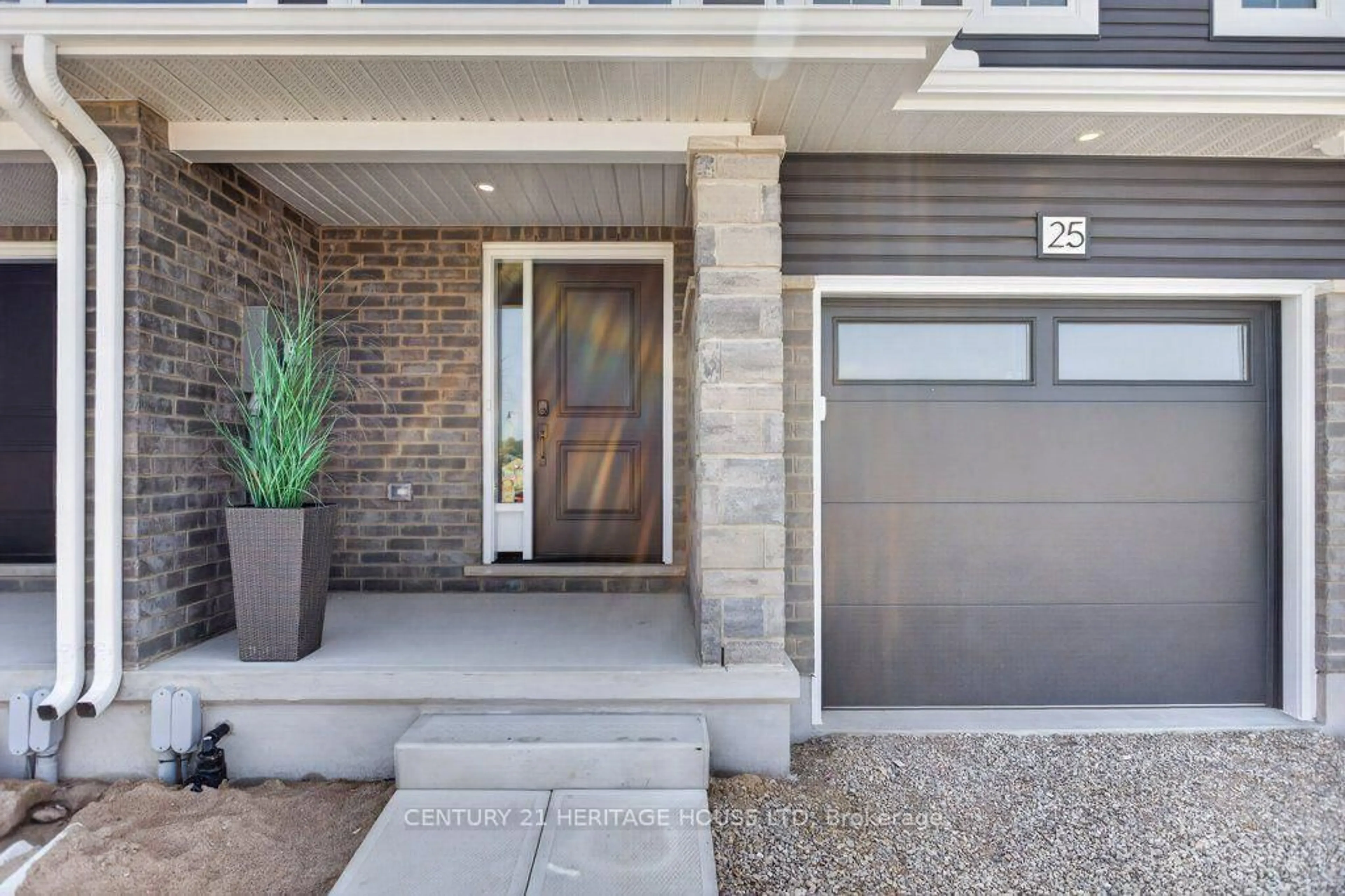 Home with brick exterior material, street for 25 Kiln Lane, St. Thomas Ontario N5R 0S2