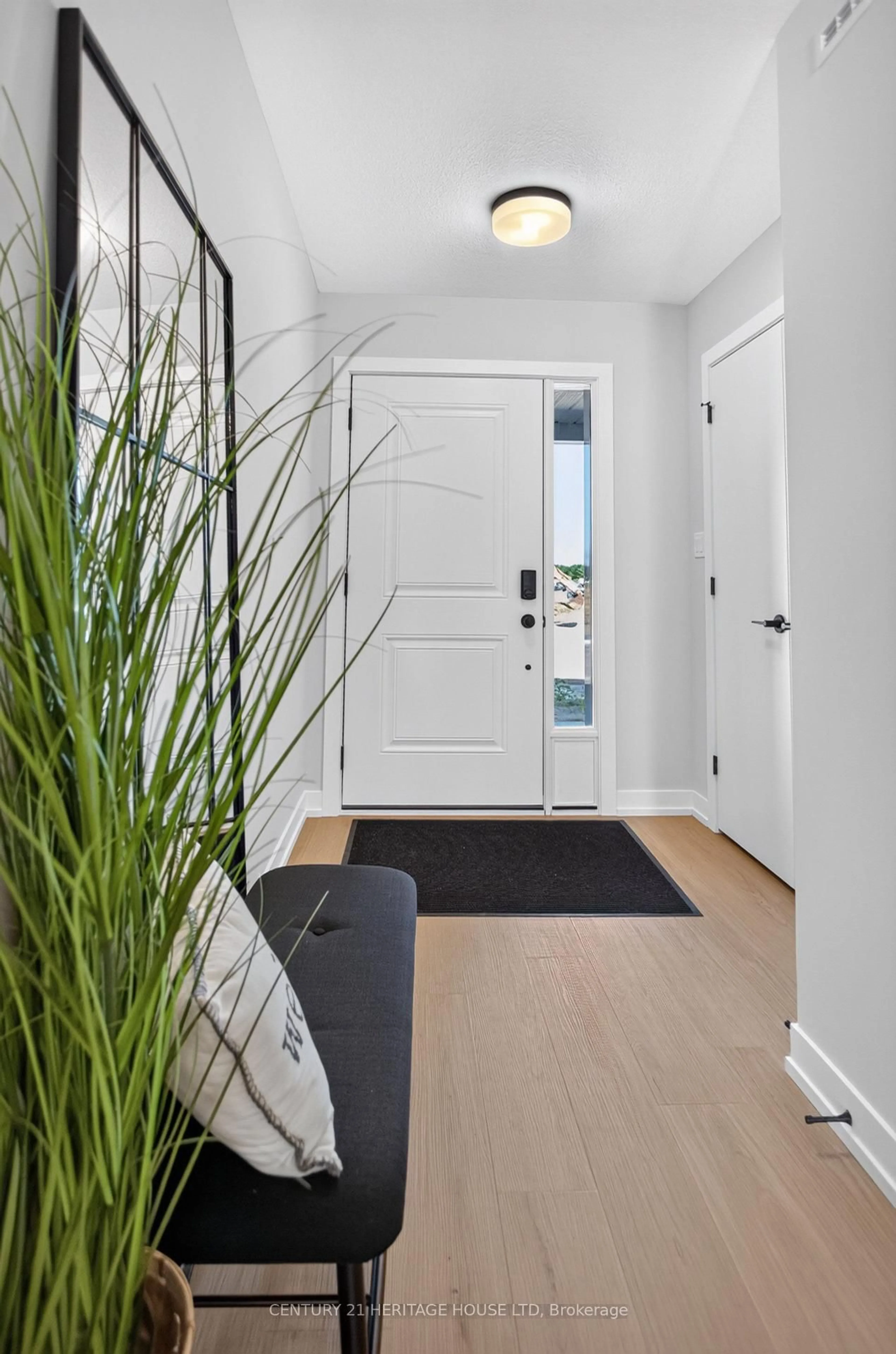 Indoor entryway for 25 Kiln Lane, St. Thomas Ontario N5R 0S2