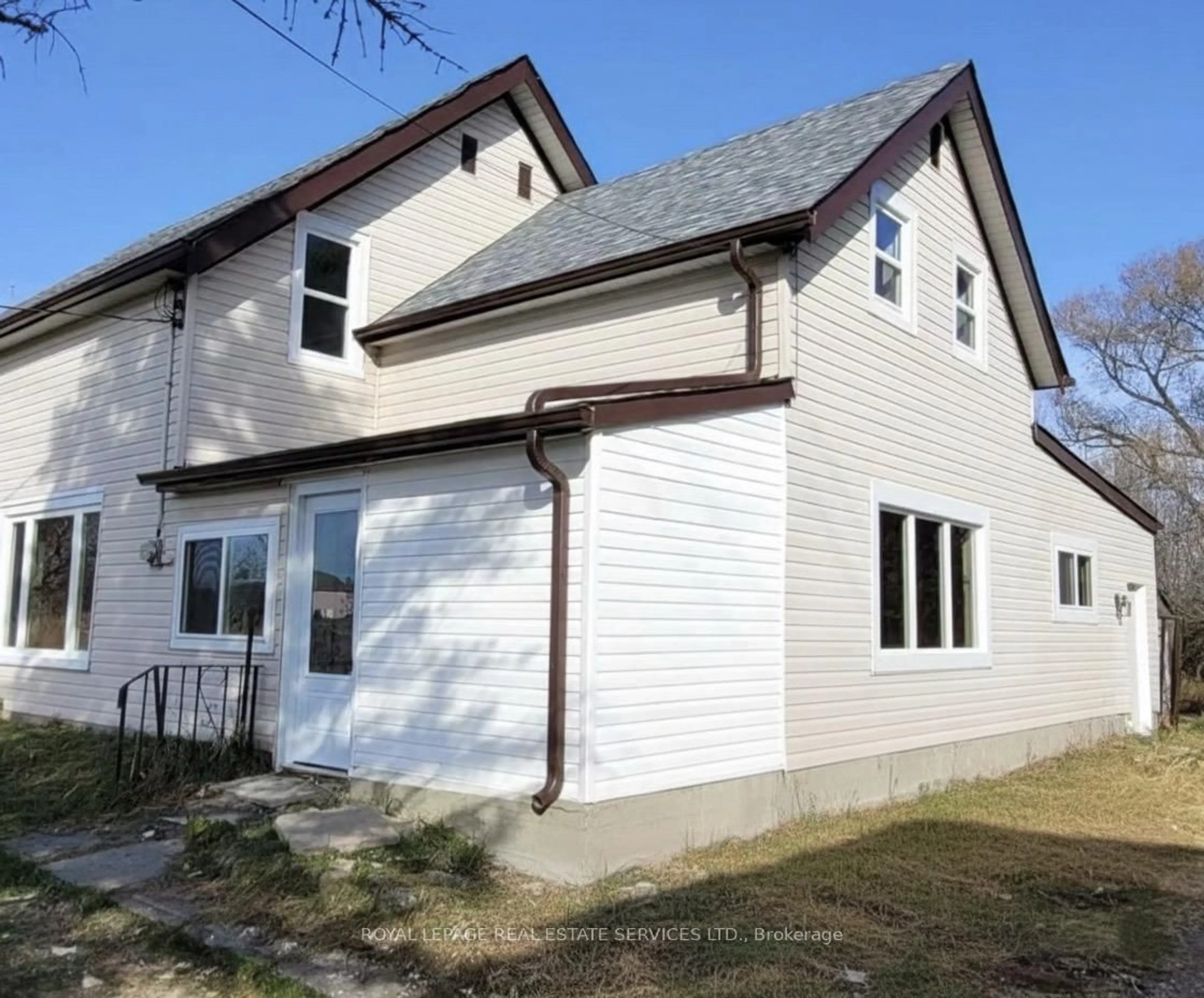 Home with vinyl exterior material, building for 21062 Loyalist Pkwy, Prince Edward County Ontario K0K 1L0