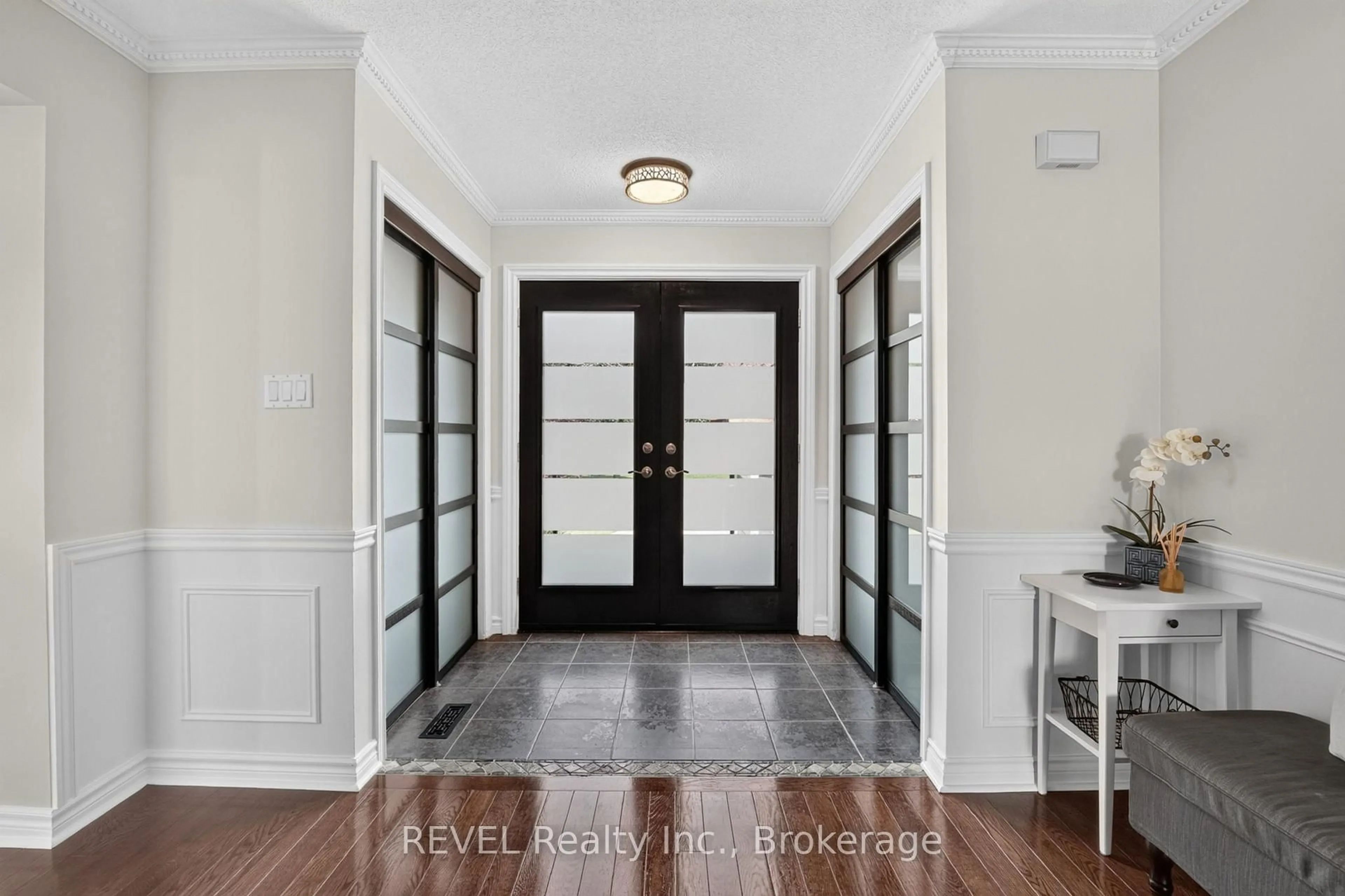 Indoor entryway for 10 Meadowbrook Lane, Pelham Ontario L0S 1E4