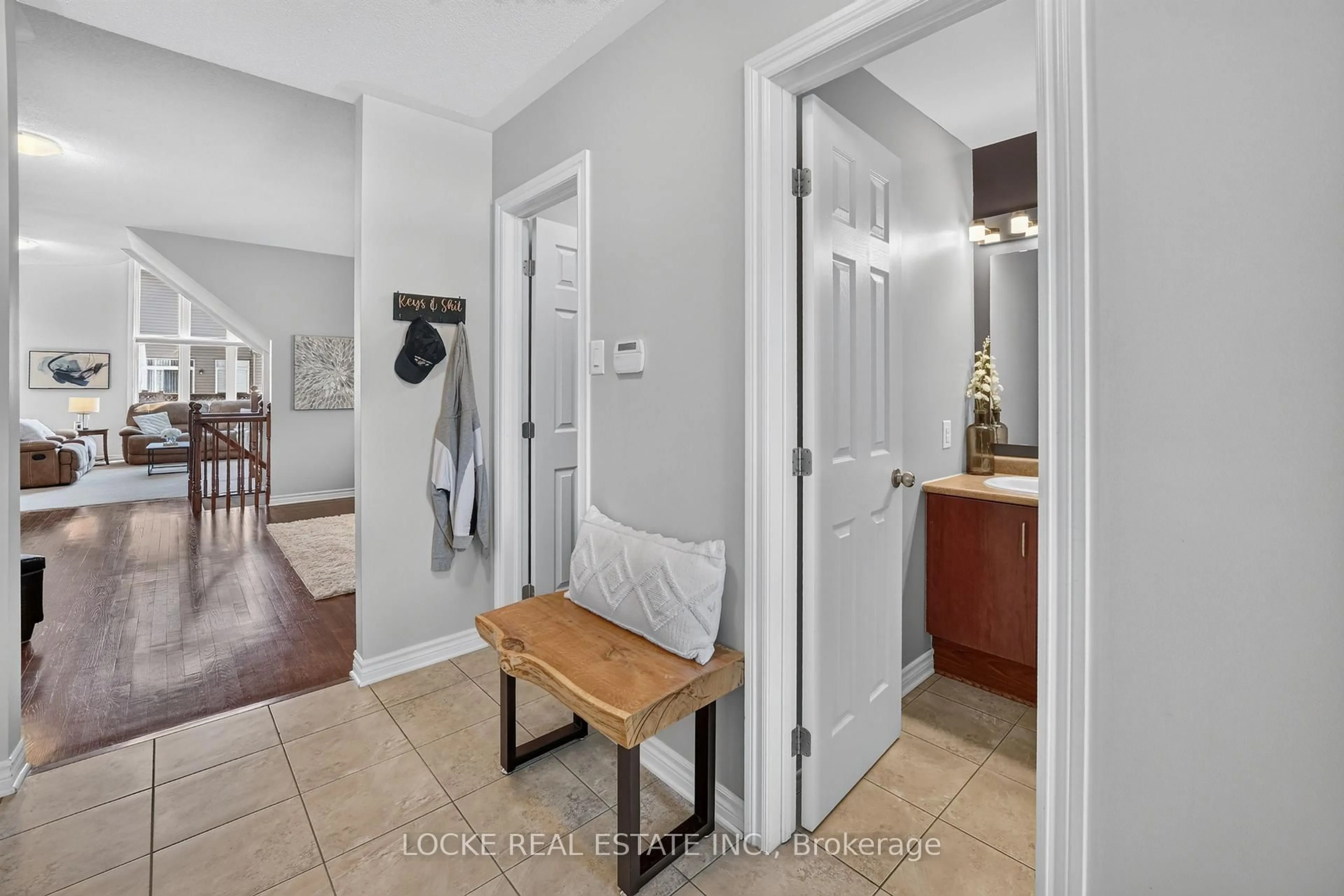 Indoor entryway for 196 Felicity Cres, Ottawa Ontario K1W 0C2