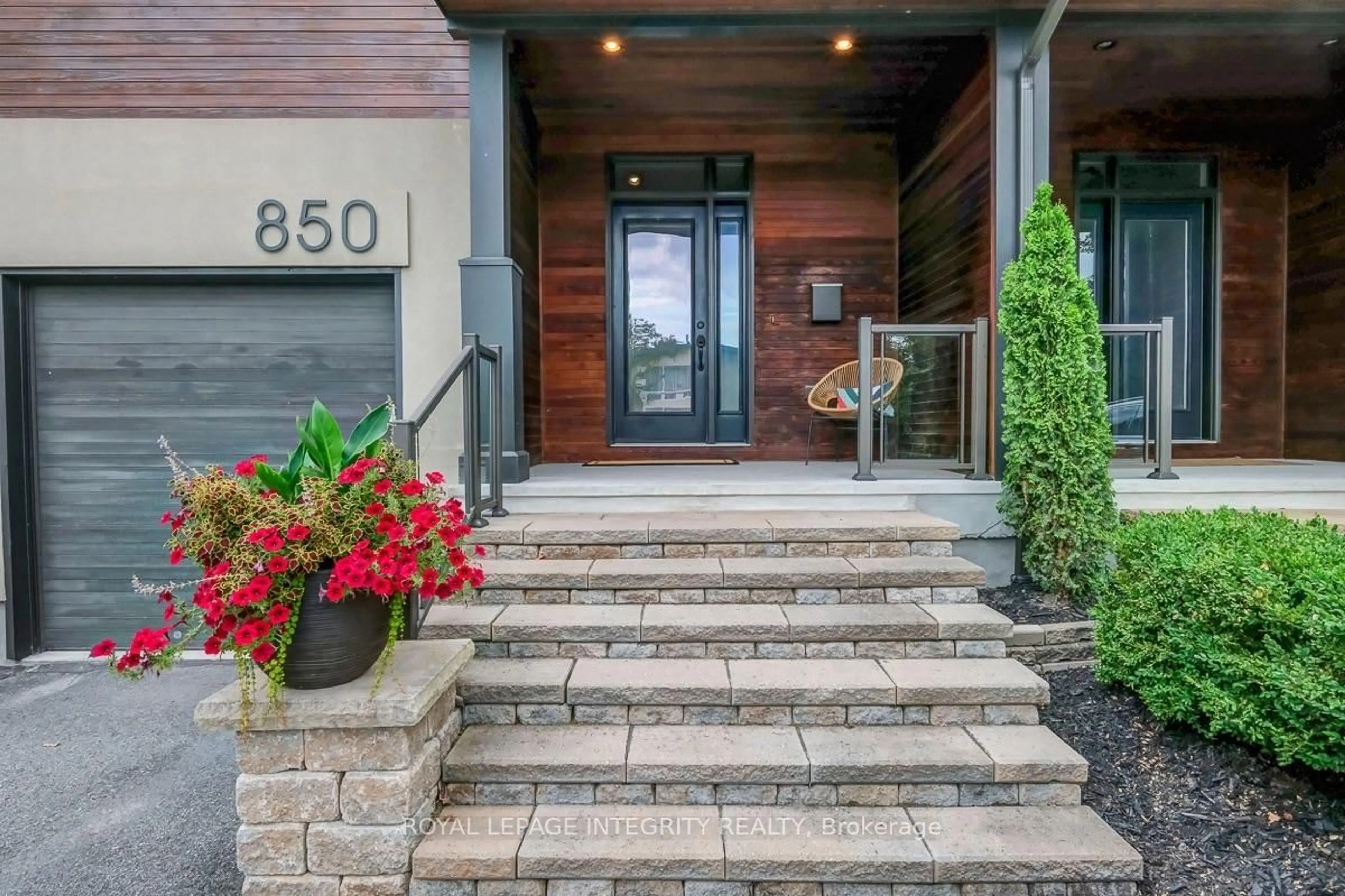 Indoor entryway for 850 Tavistock Rd, Ottawa Ontario K2B 5N6