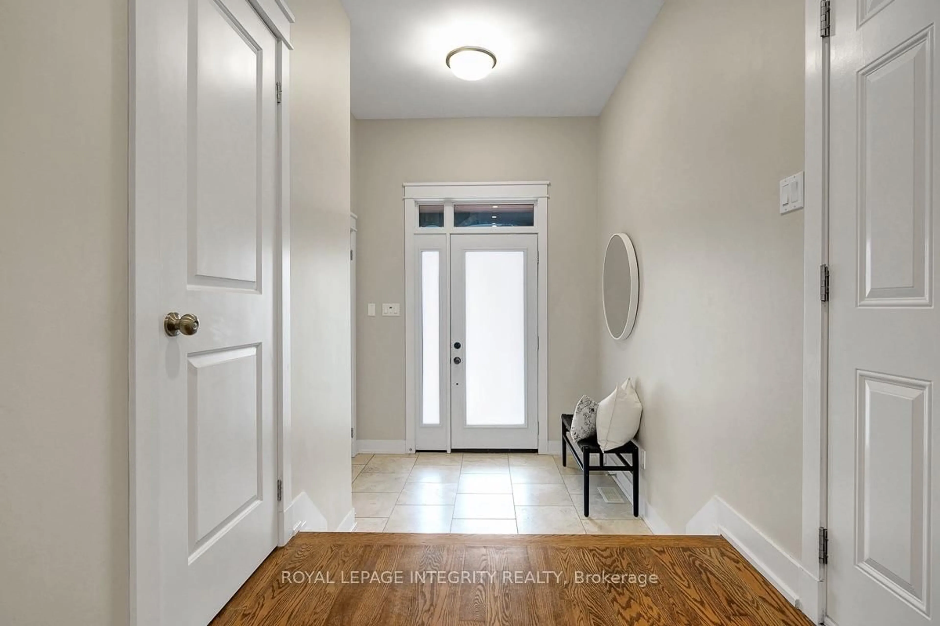 Indoor entryway for 850 Tavistock Rd, Ottawa Ontario K2B 5N6