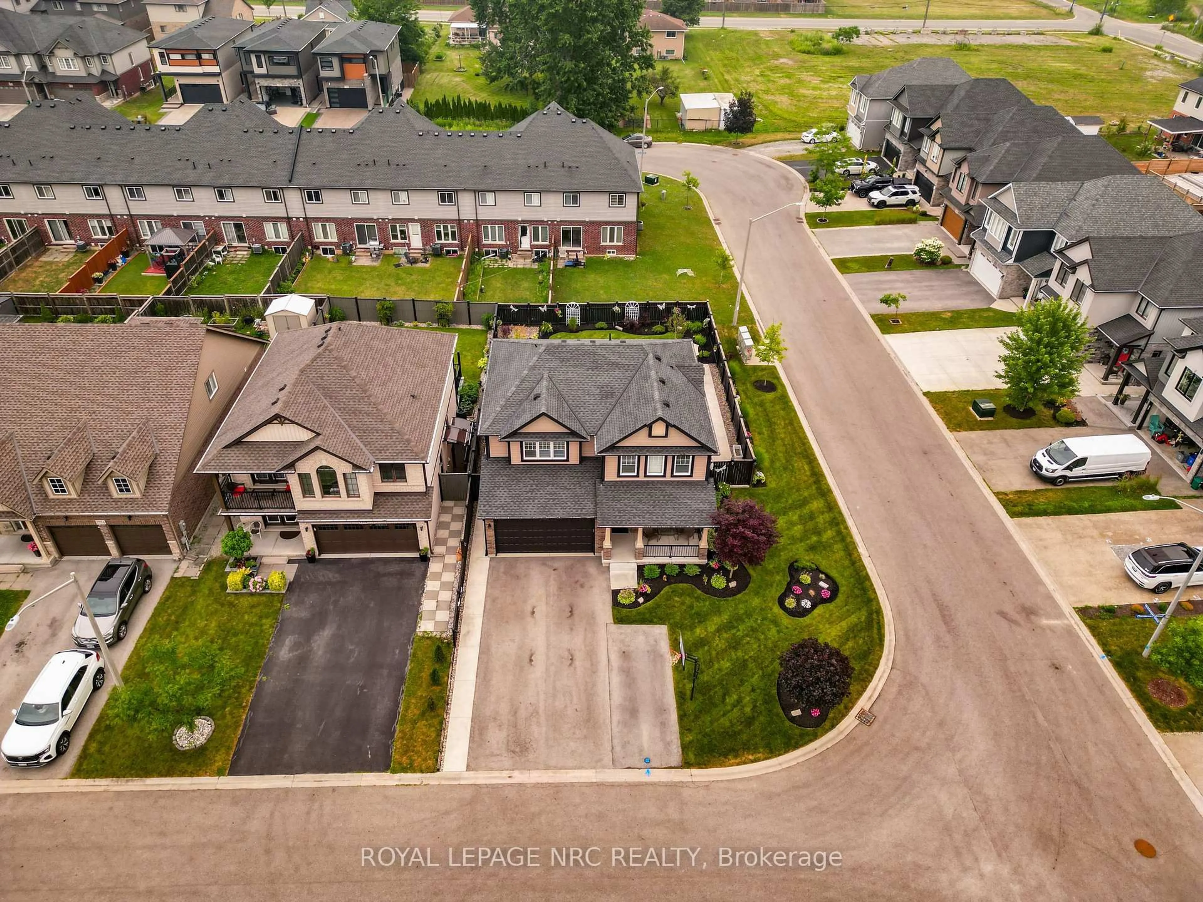 A pic from outside/outdoor area/front of a property/back of a property/a pic from drone, street for 7794 Clendenning St, Niagara Falls Ontario L2G 0H2