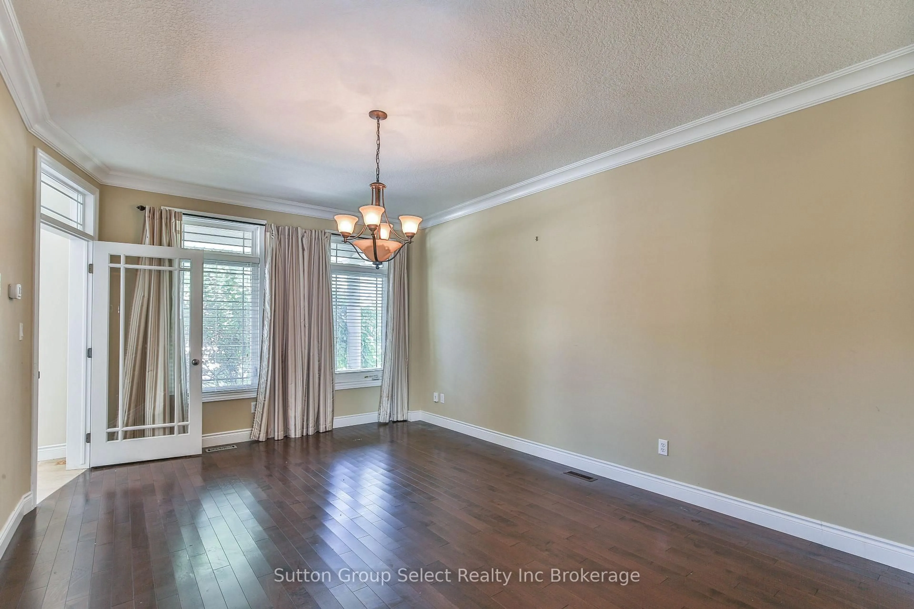 Dining room, wood/laminate floor for 26 Westview Crt, Woodstock Ontario N4T 0B8