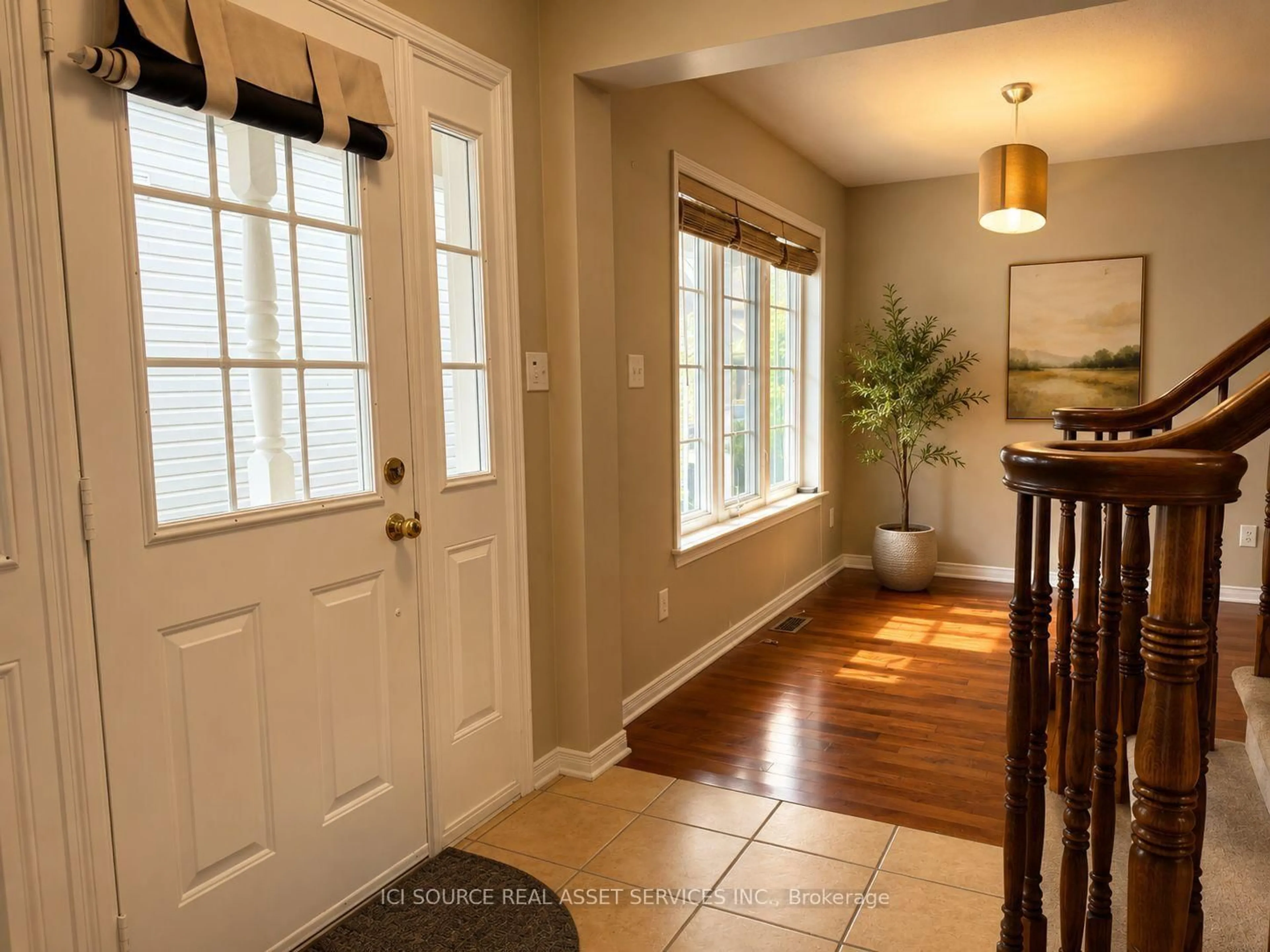 Indoor entryway for 358 Wisteria Cres, Ottawa Ontario K1V 0N9