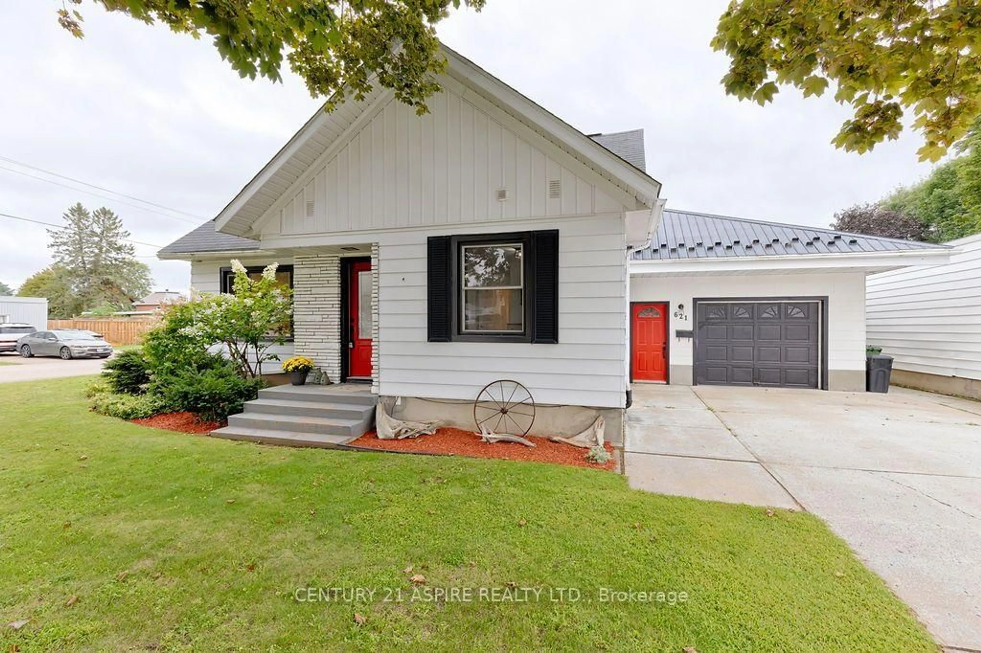 Home with vinyl exterior material, street for 621 Bruham Ave, Laurentian Valley Ontario K8A 4Z6