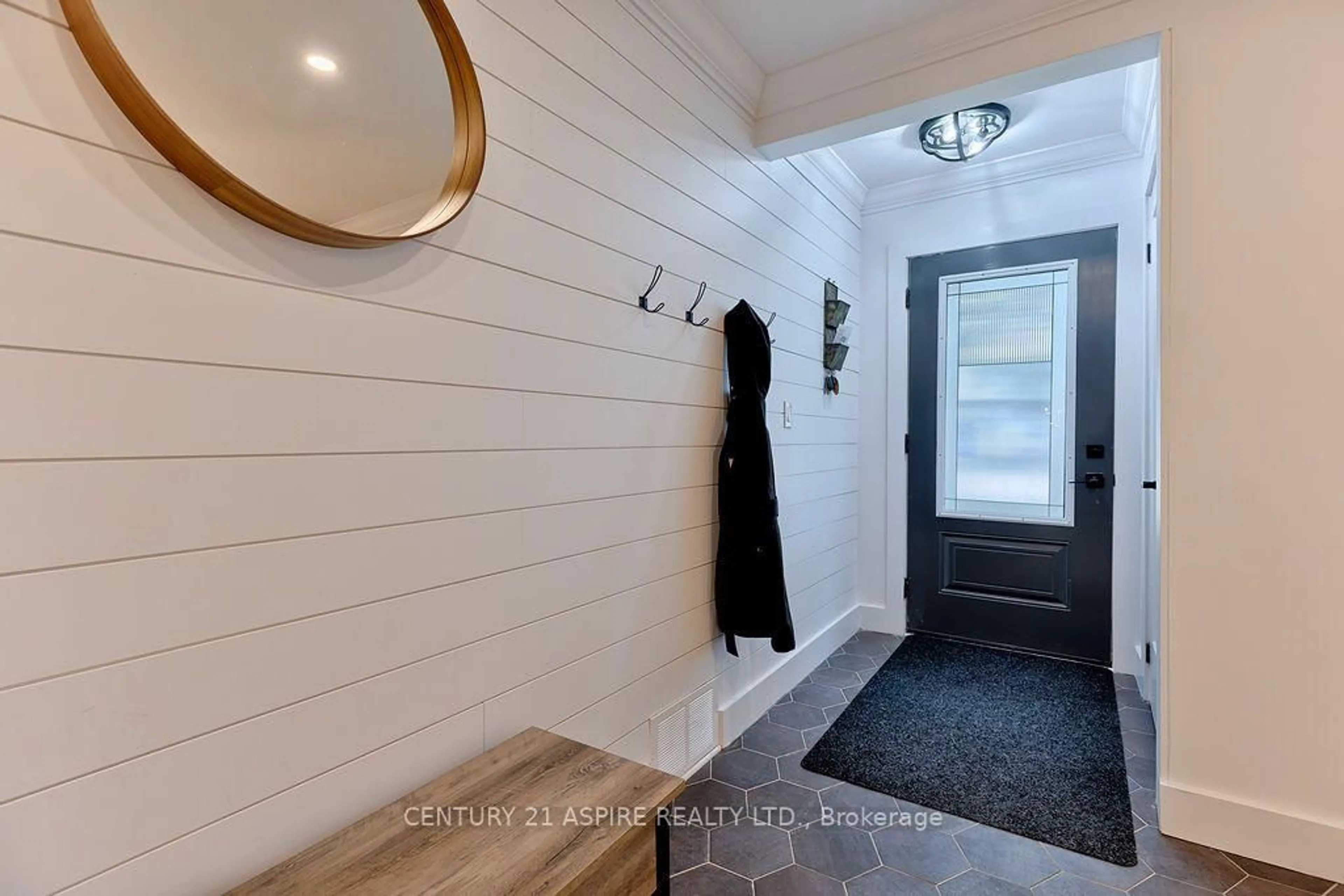Indoor entryway for 621 Bruham Ave, Laurentian Valley Ontario K8A 4Z6