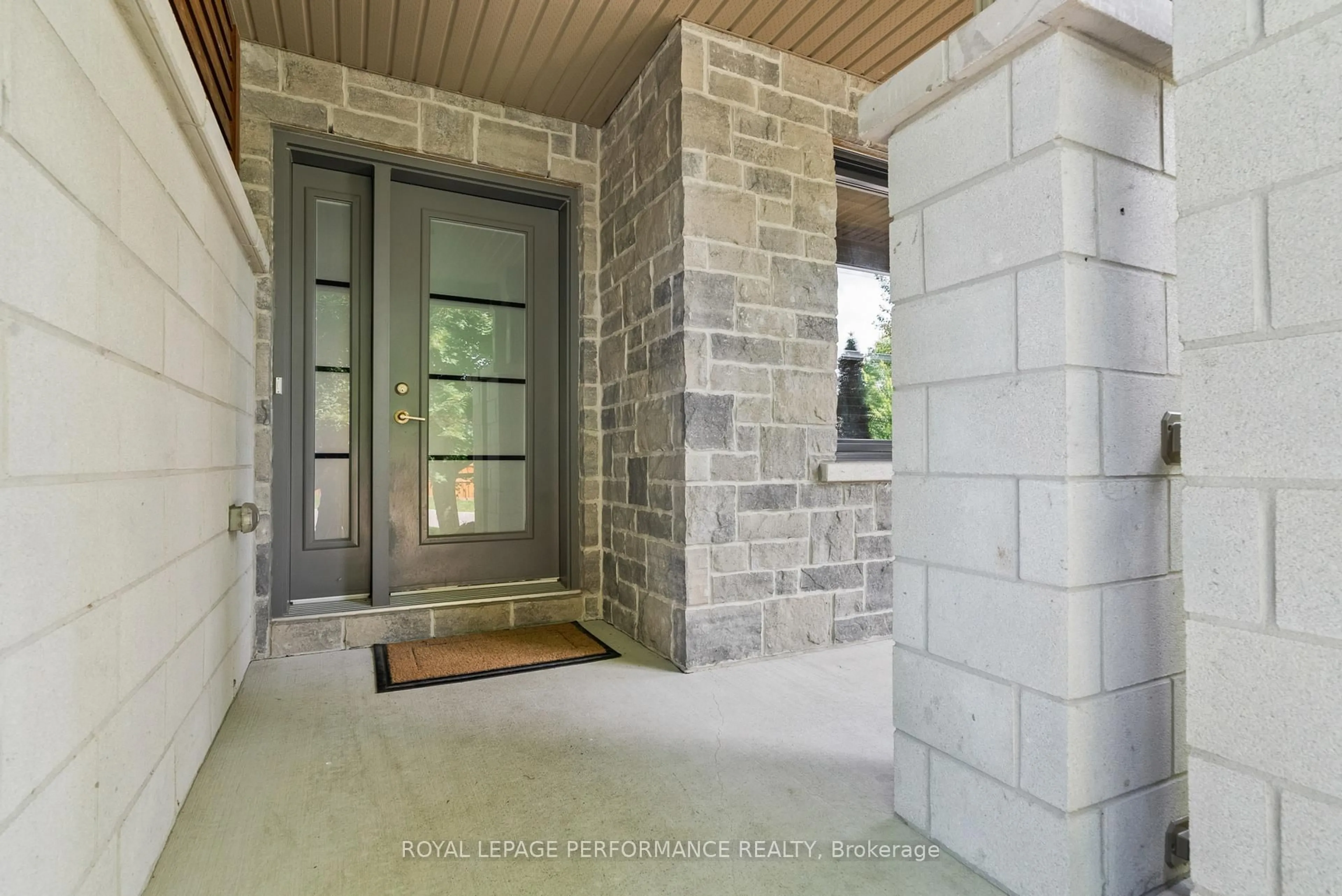 Indoor entryway for 6 Brickyard Dr, Russell Ontario K4R 0B2