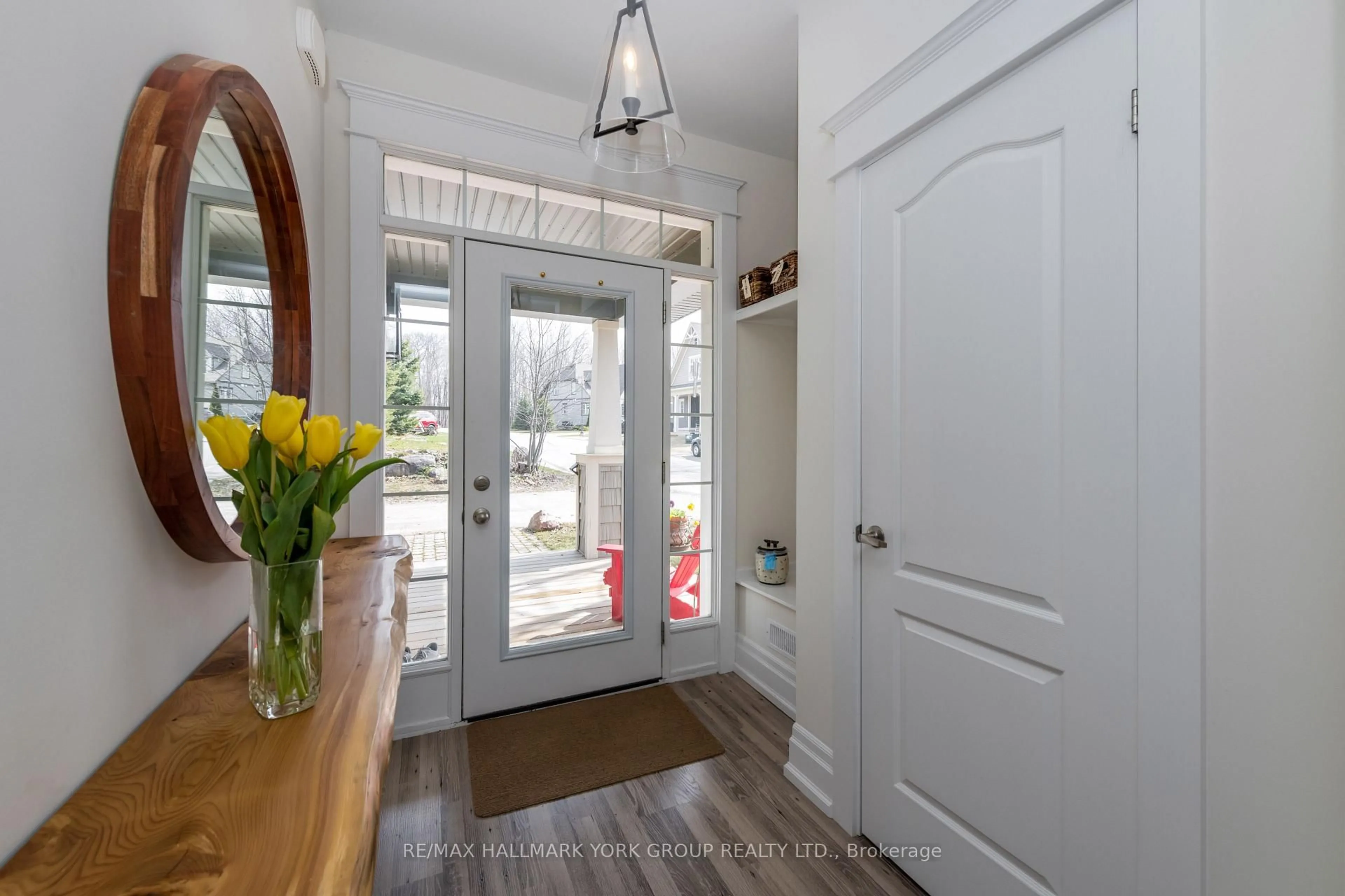 Indoor entryway for 20 Marina Village Dr, Georgian Bay Ontario L0K 1S0