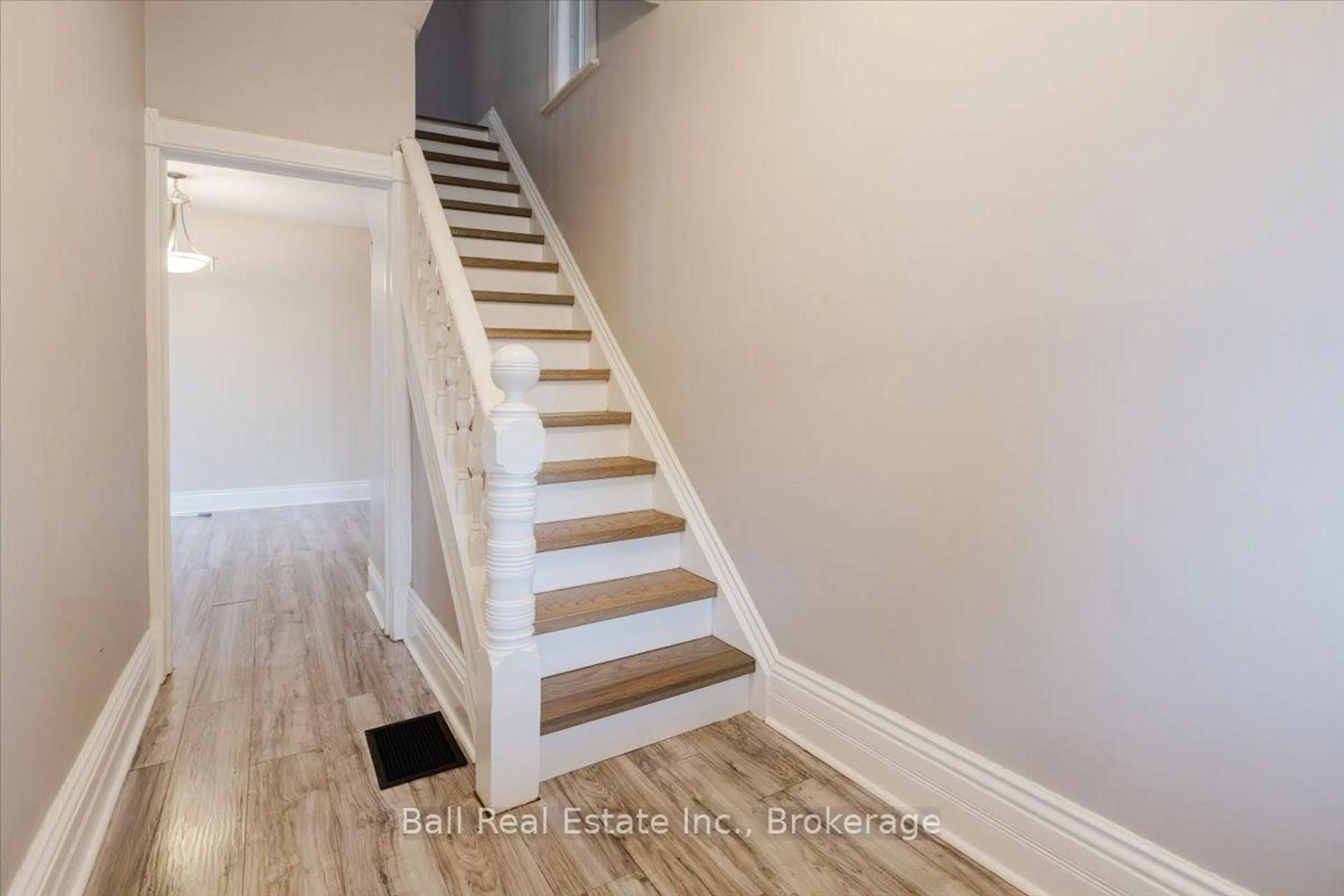 Stairs for 47 Park St, Peterborough Ontario K9J 3R6